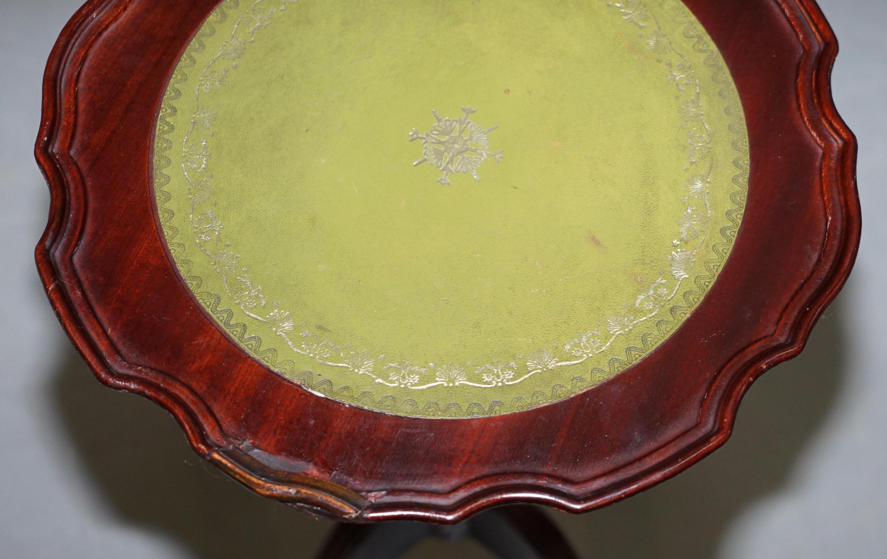 Bevan Funell Charming Grünes Leder Vintage Hartholz Dreibein-Lampe Beistelltisch (Englisch) im Angebot