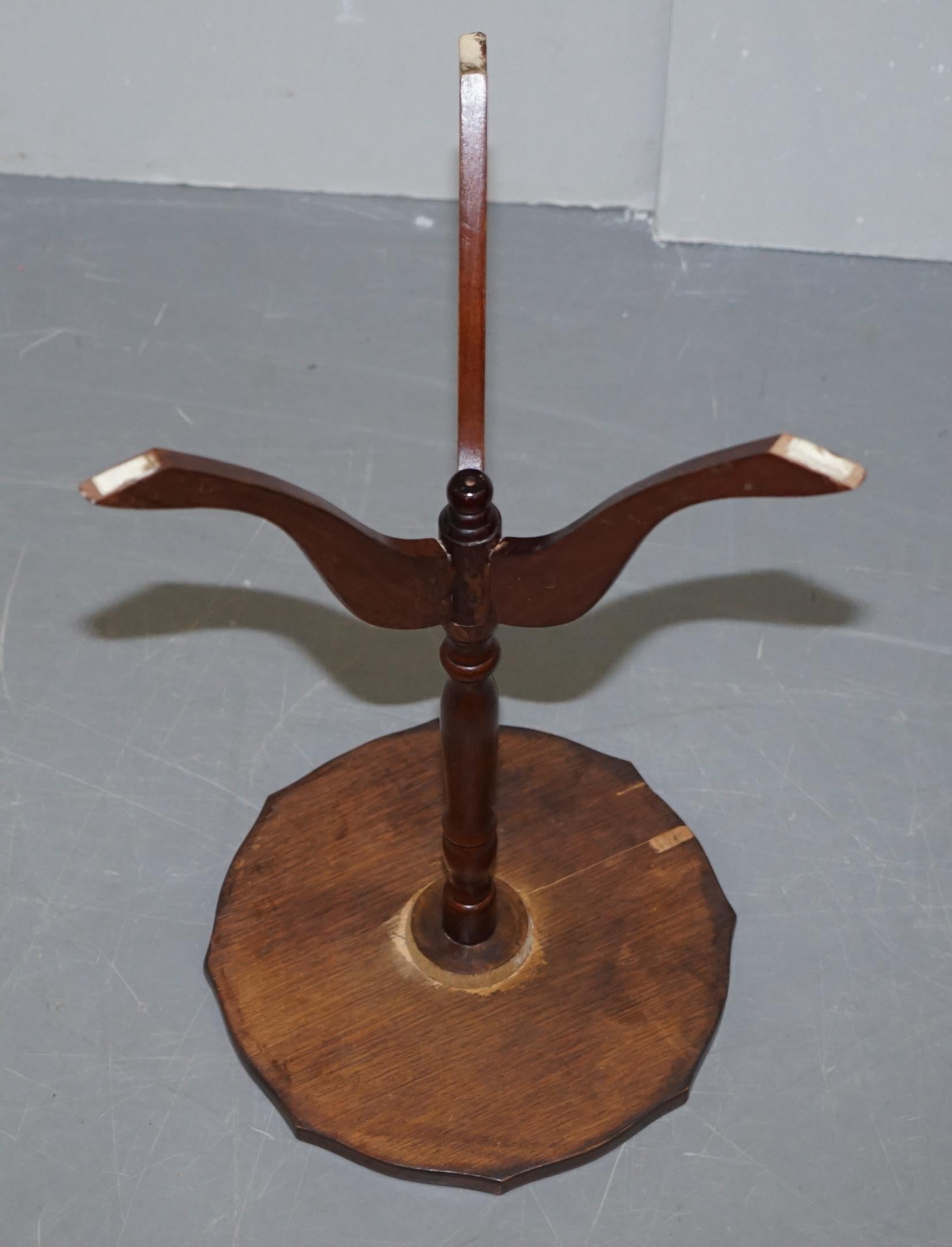 Bevan Funell England Grünes Leder Vintage Hartholz Dreibein-Lampe Beistelltisch im Angebot 3