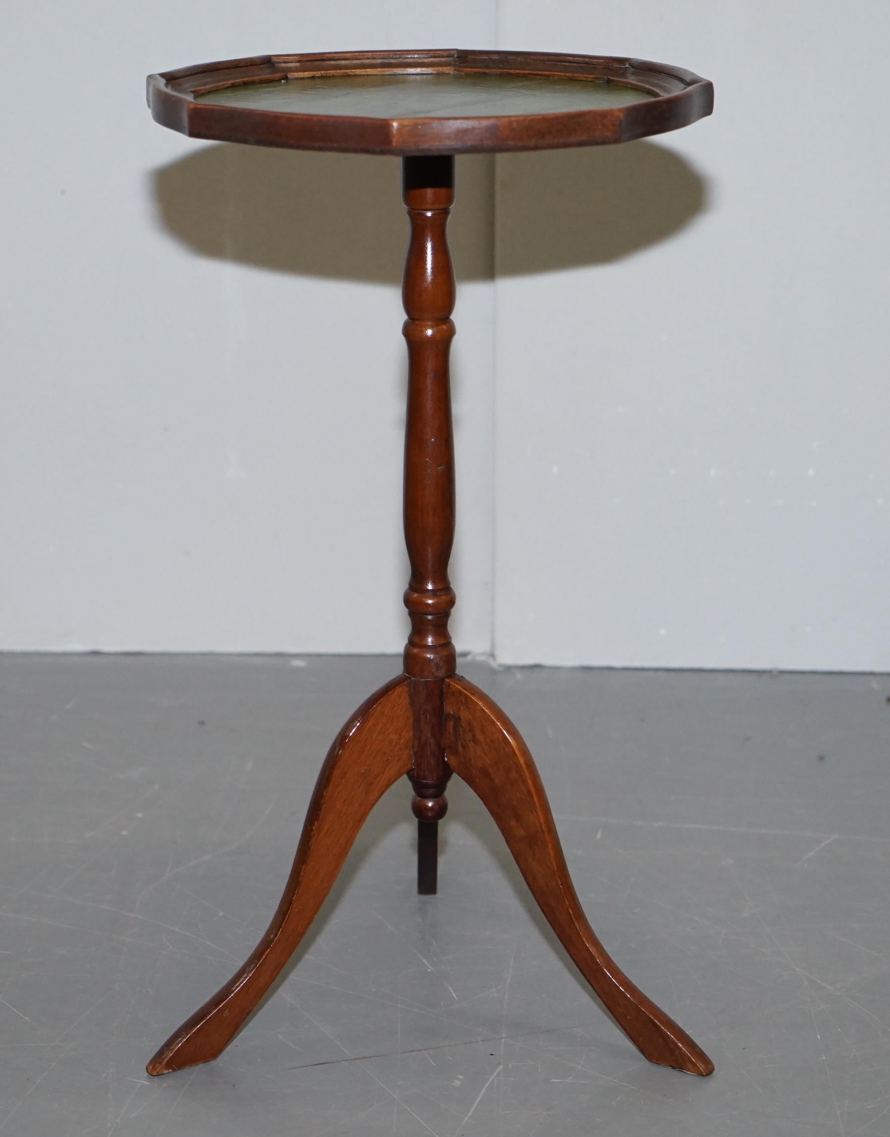 Bevan Funell England Grünes Leder Vintage Hartholz Dreibein-Lampe Beistelltisch (20. Jahrhundert) im Angebot