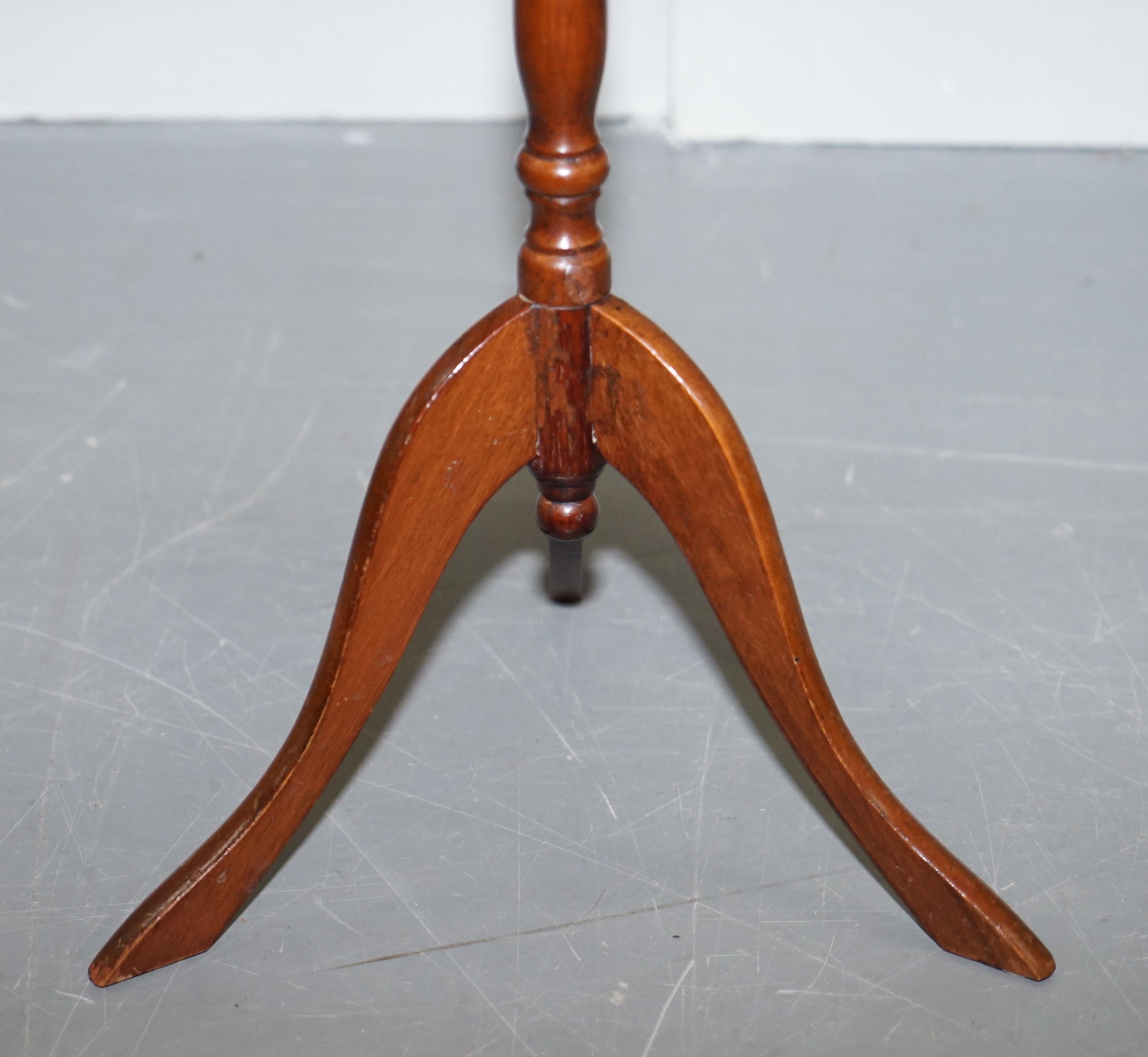 Bevan Funell England Grünes Leder Vintage Hartholz Dreibein-Lampe Beistelltisch im Angebot 1