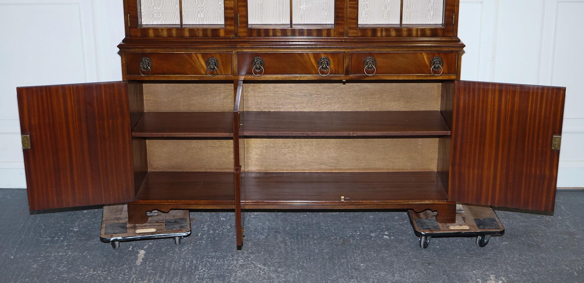 BEVAN FUNNEL STYLE GEORGIAN DISPLAY CABINET BOOKCASE GLASS SHELVES AND LiGHTS en vente 4