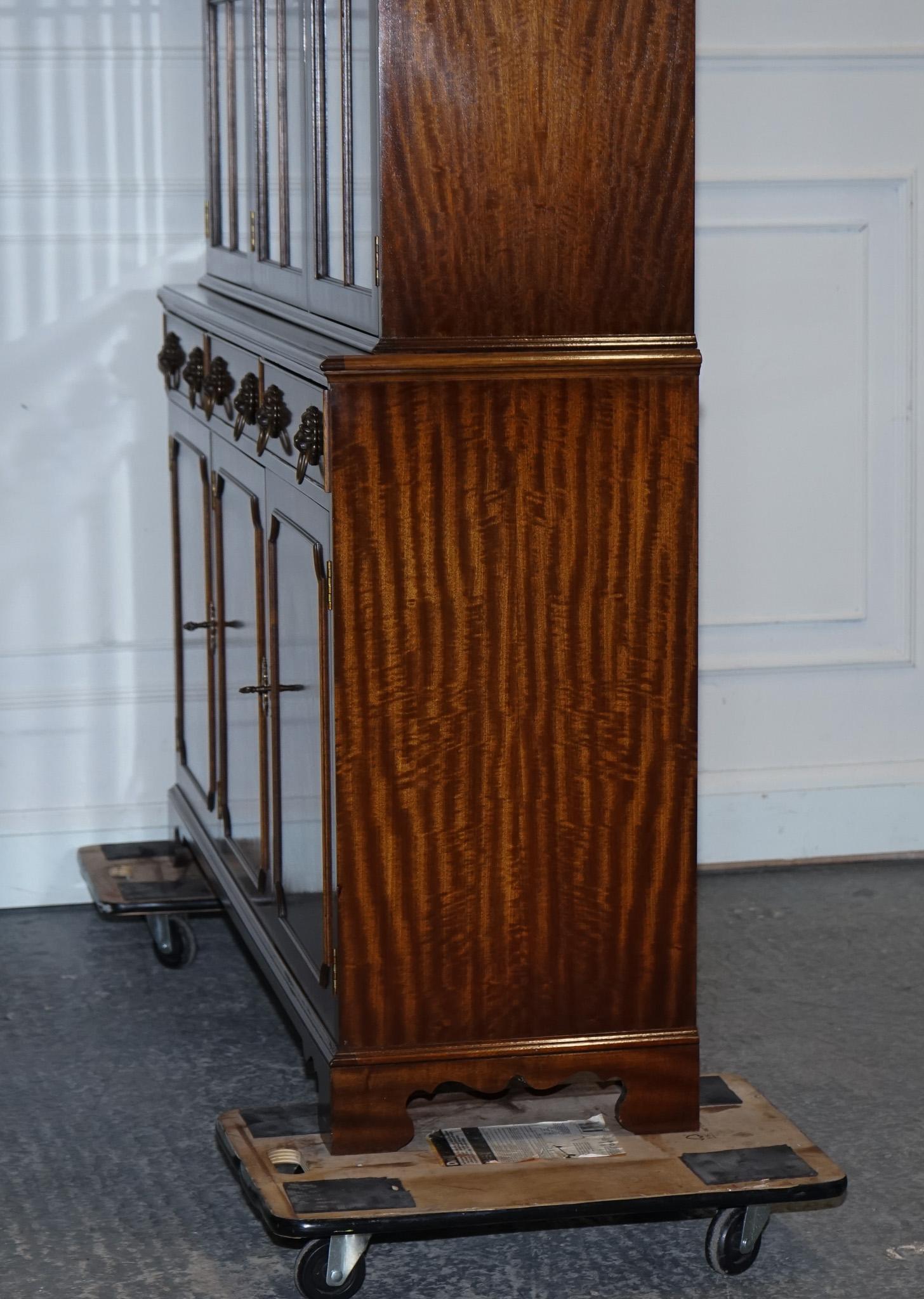 BEVAN FUNNEL STYLE GEORGIAN DISPLAY CABINET BOOKCASE GLASS SHELVES AND LiGHTS en vente 8