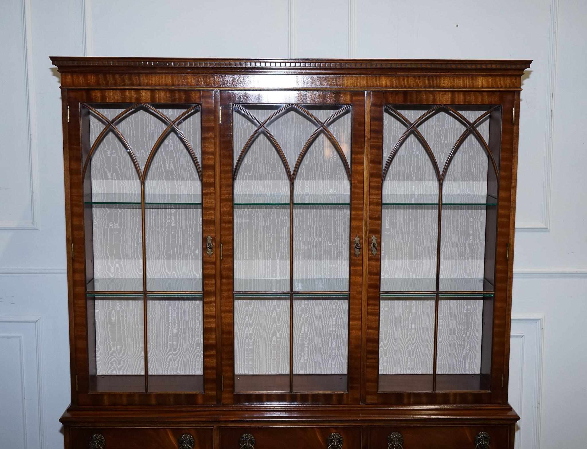 BEVAN FUNNEL STYLE GEORGIAN DISPLAY CABINET BOOKCASE GLASS SHELVES AND LiGHTS en vente 10