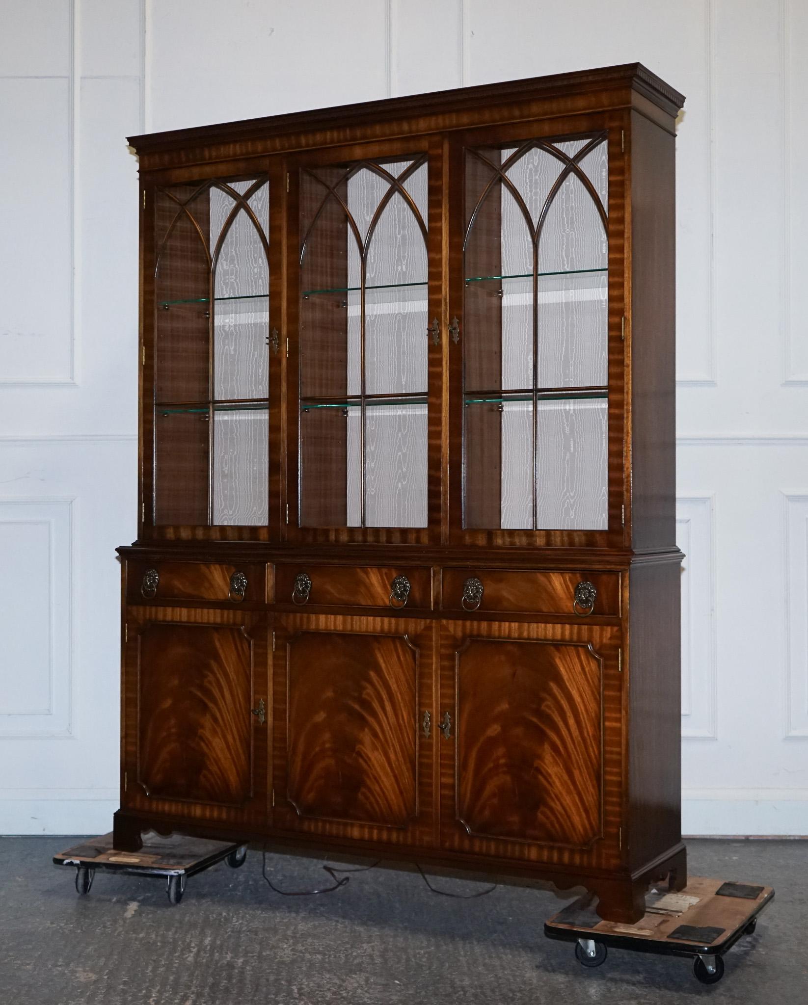 Antiquités de Londres



Nous sommes ravis d'offrir à la vente cette bibliothèque Bevan Funnel Georgian Style Display Cabinet Bookcase.

 Une pièce sophistiquée qui marie l'artisanat traditionnel à l'élégance fonctionnelle. Caractérisée par son