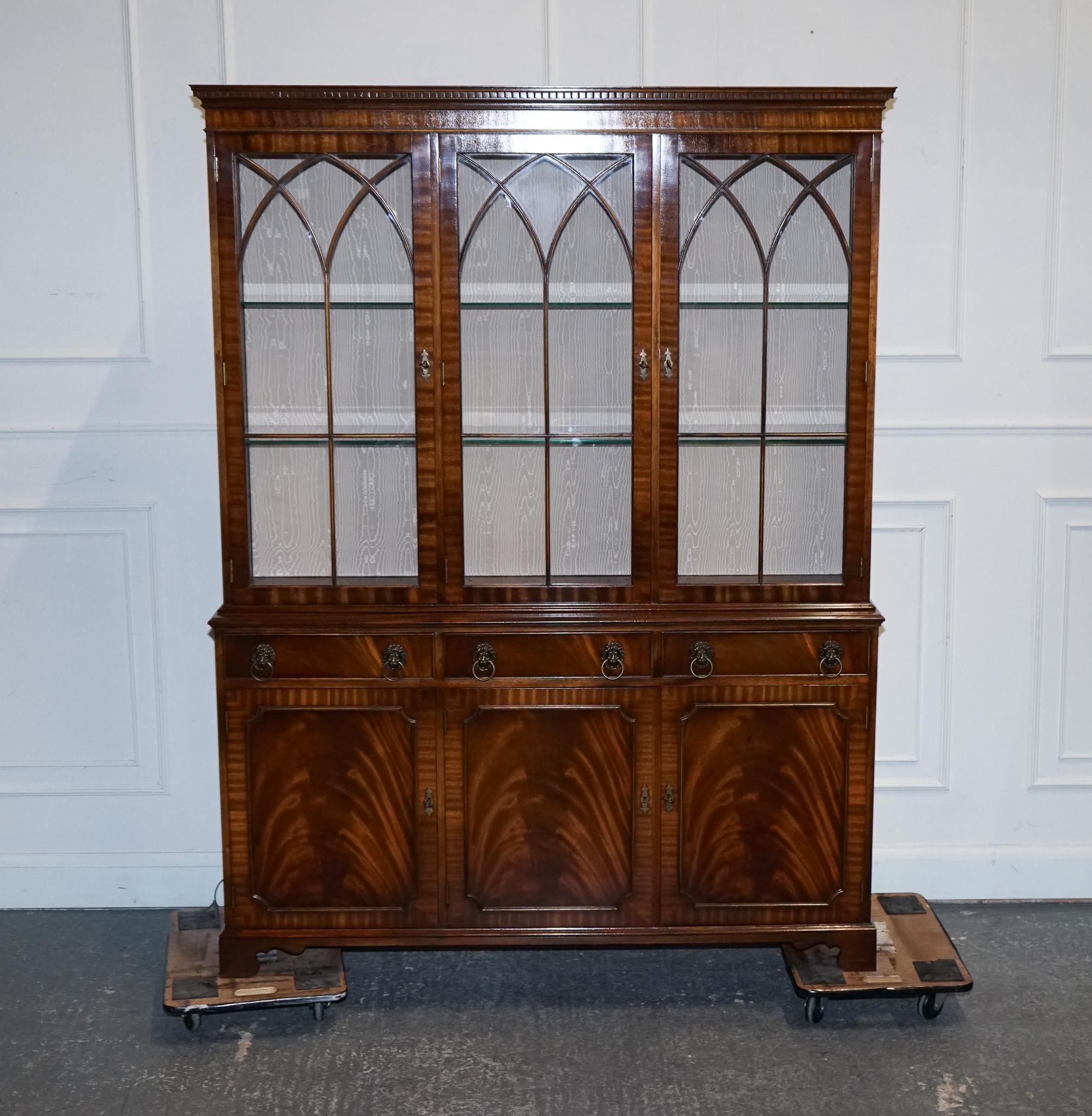 Britannique BEVAN FUNNEL STYLE GEORGIAN DISPLAY CABINET BOOKCASE GLASS SHELVES AND LiGHTS en vente