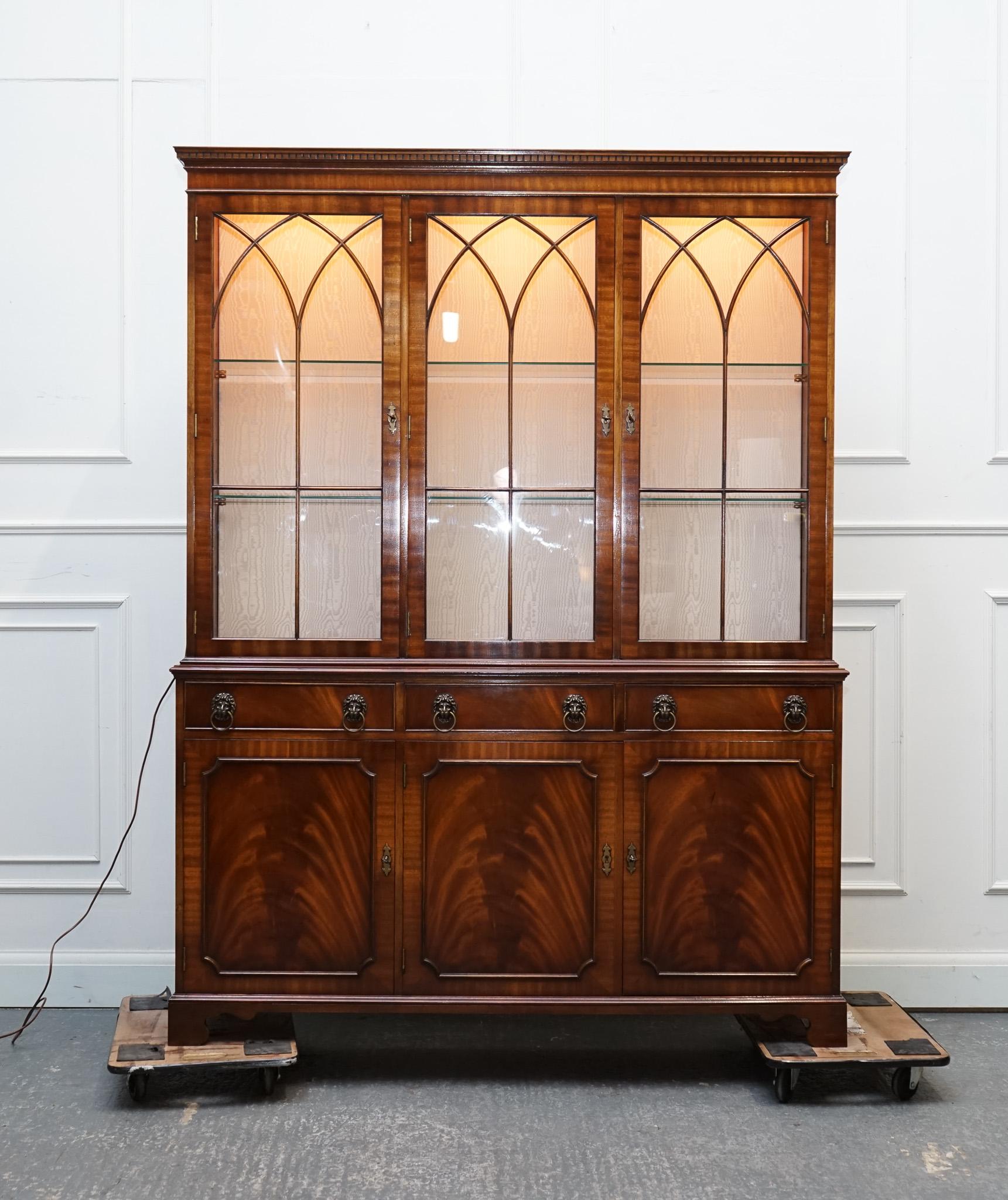 Fait main BEVAN FUNNEL STYLE GEORGIAN DISPLAY CABINET BOOKCASE GLASS SHELVES AND LiGHTS en vente