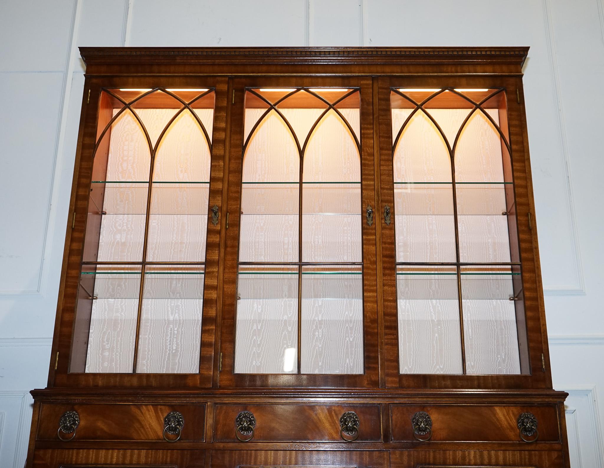 BEVAN FUNNEL STYLE GEORGIAN DISPLAY CABINET BOOKCASE GLASS SHELVES AND LiGHTS Bon état - En vente à Pulborough, GB