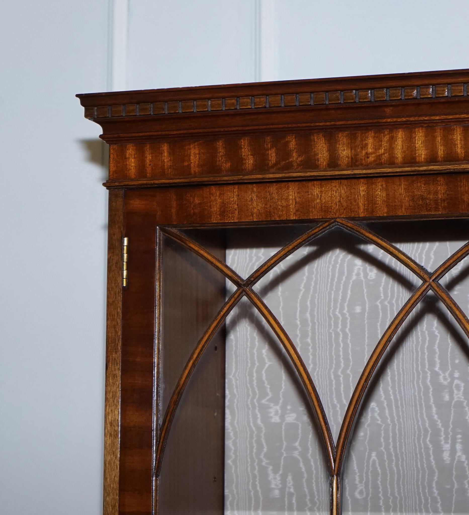 20ième siècle BEVAN FUNNEL STYLE GEORGIAN DISPLAY CABINET BOOKCASE GLASS SHELVES AND LiGHTS en vente