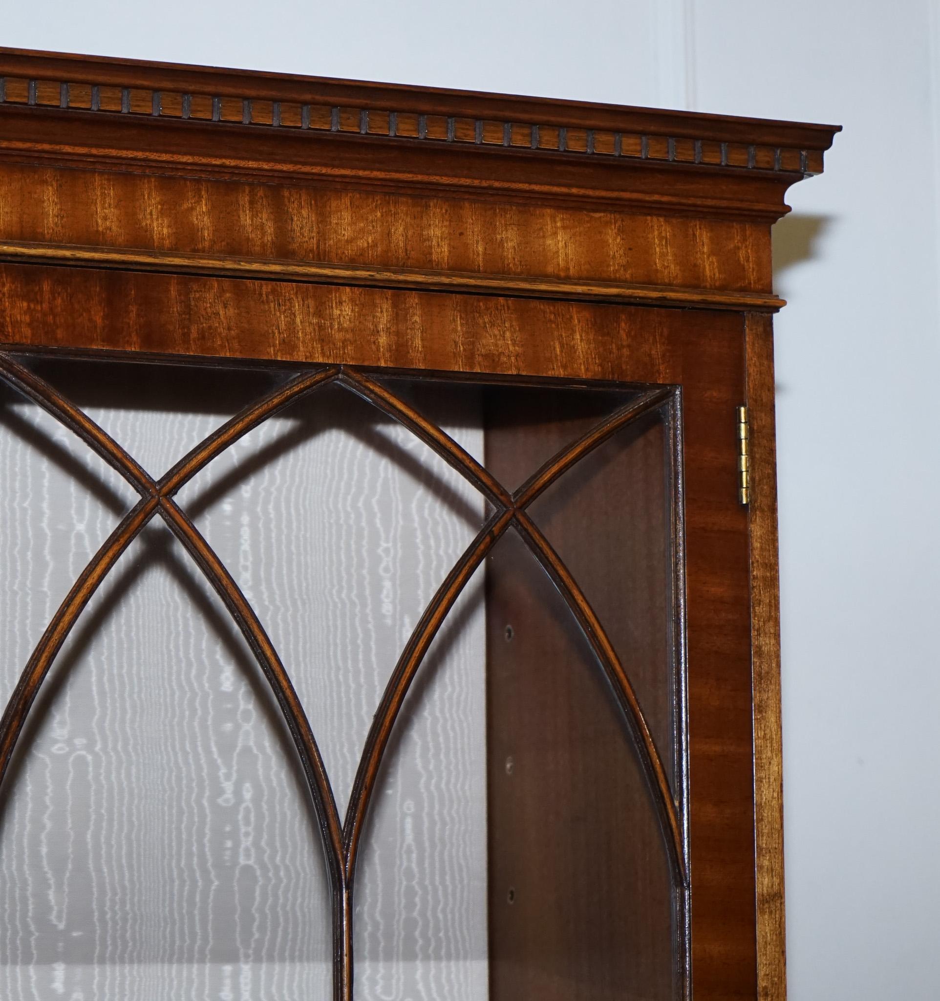 Bois de feuillus BEVAN FUNNEL STYLE GEORGIAN DISPLAY CABINET BOOKCASE GLASS SHELVES AND LiGHTS en vente