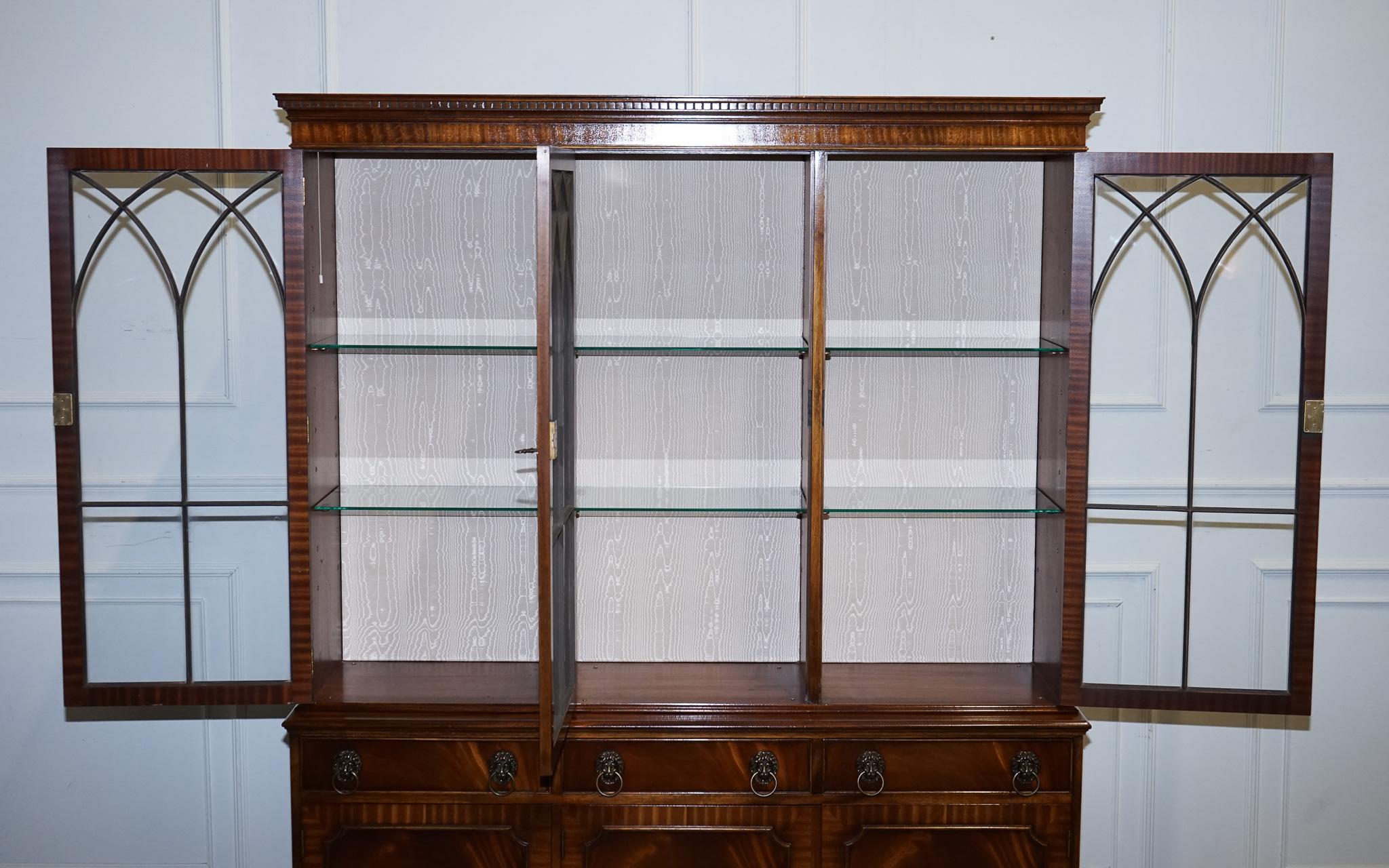 BEVAN FUNNEL STYLE GEORGIAN DISPLAY CABINET BOOKCASE GLASS SHELVES AND LiGHTS en vente 2