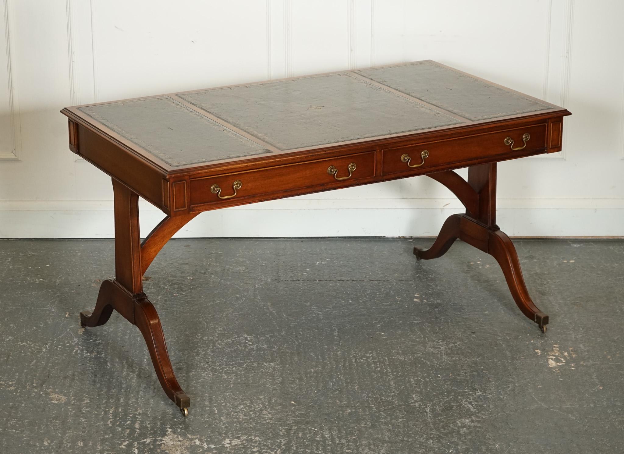 
Wir freuen uns, Ihnen diesen Bevan Funnell Schreibtisch im Regency-Stil anbieten zu können. Sein klassisches Design zeichnet sich durch elegante Proportionen und reiche Details aus. 

Typischerweise verfügt er über zwei geräumige Schubladen, die