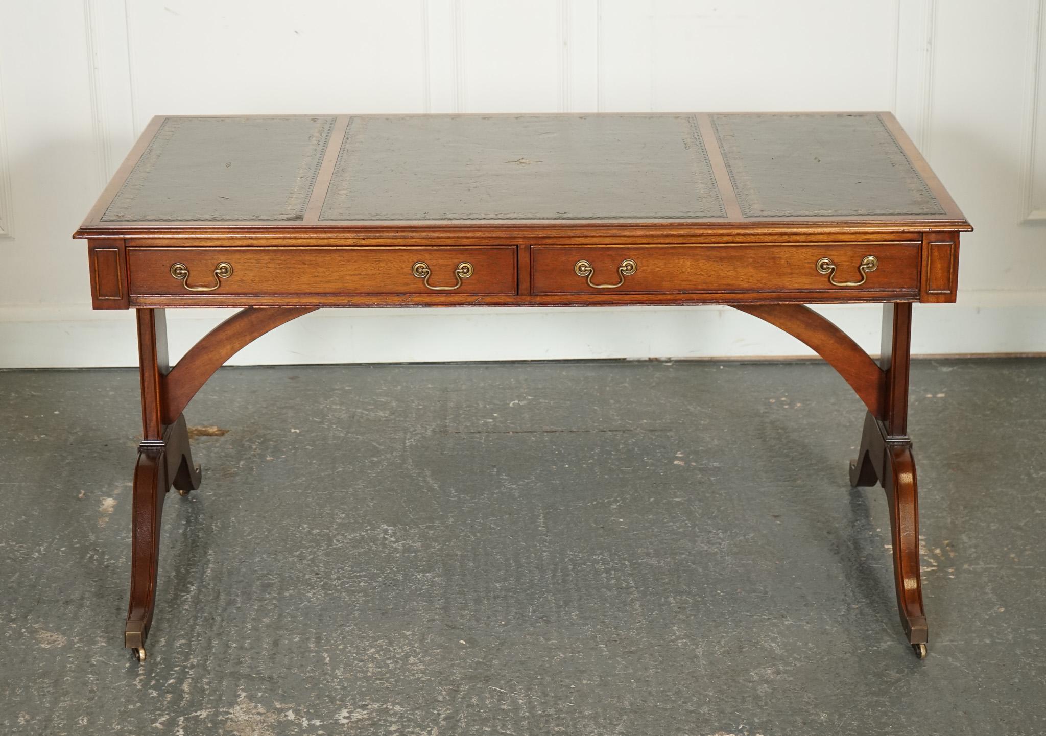 BEVAN FUNNEL REGENCY Style TWO DRAWERS WRITiNG OFFICE DESK TABLE GRÜNEES LEDER (Handgefertigt) im Angebot
