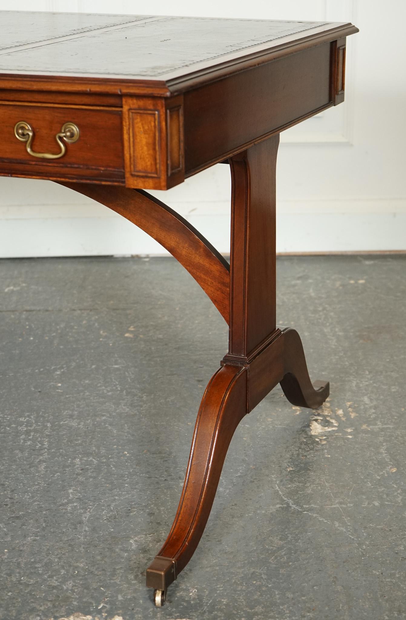 BEVAN FUNNEL REGENCY Style TWO DRAWERS WRITiNG OFFICE DESK TABLE GRÜNEES LEDER (20. Jahrhundert) im Angebot