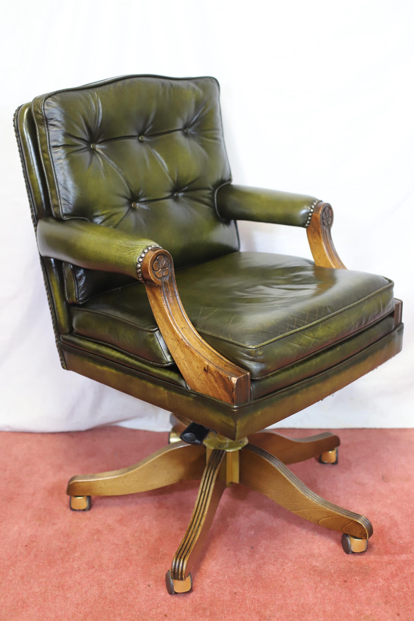 We delight to offer for sale this stunning walnut desk chair by Reprodux, of George III style, last quarter 20th century, with green leather upholstery, in lovely condition !
Don't hesitate to contact me if you have any questions.
Please have a
