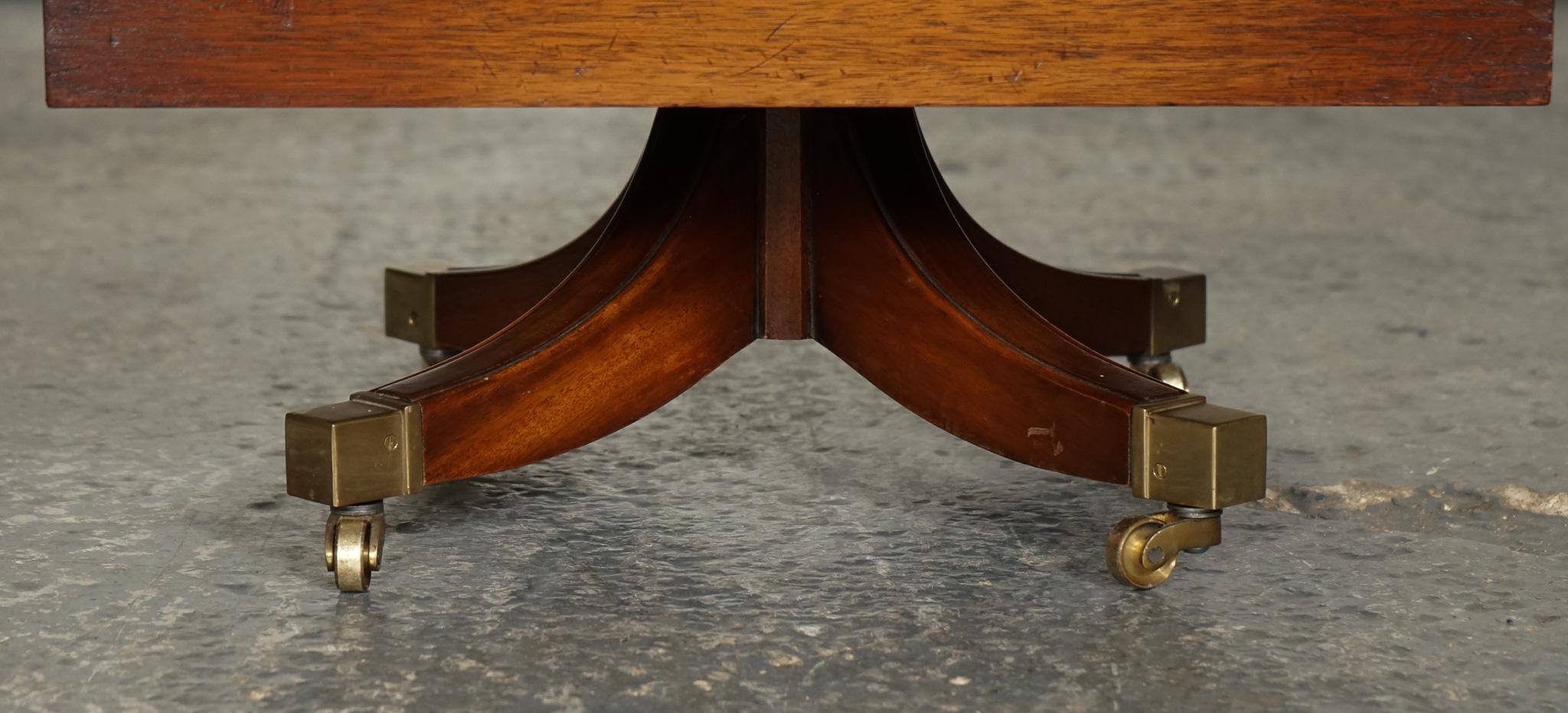 Table d'appoint BEVAN FUNNEL REVOLVING BOOKCASE END TABLE RÉALISÉE SUR CASTORS DE BRASS en vente 3