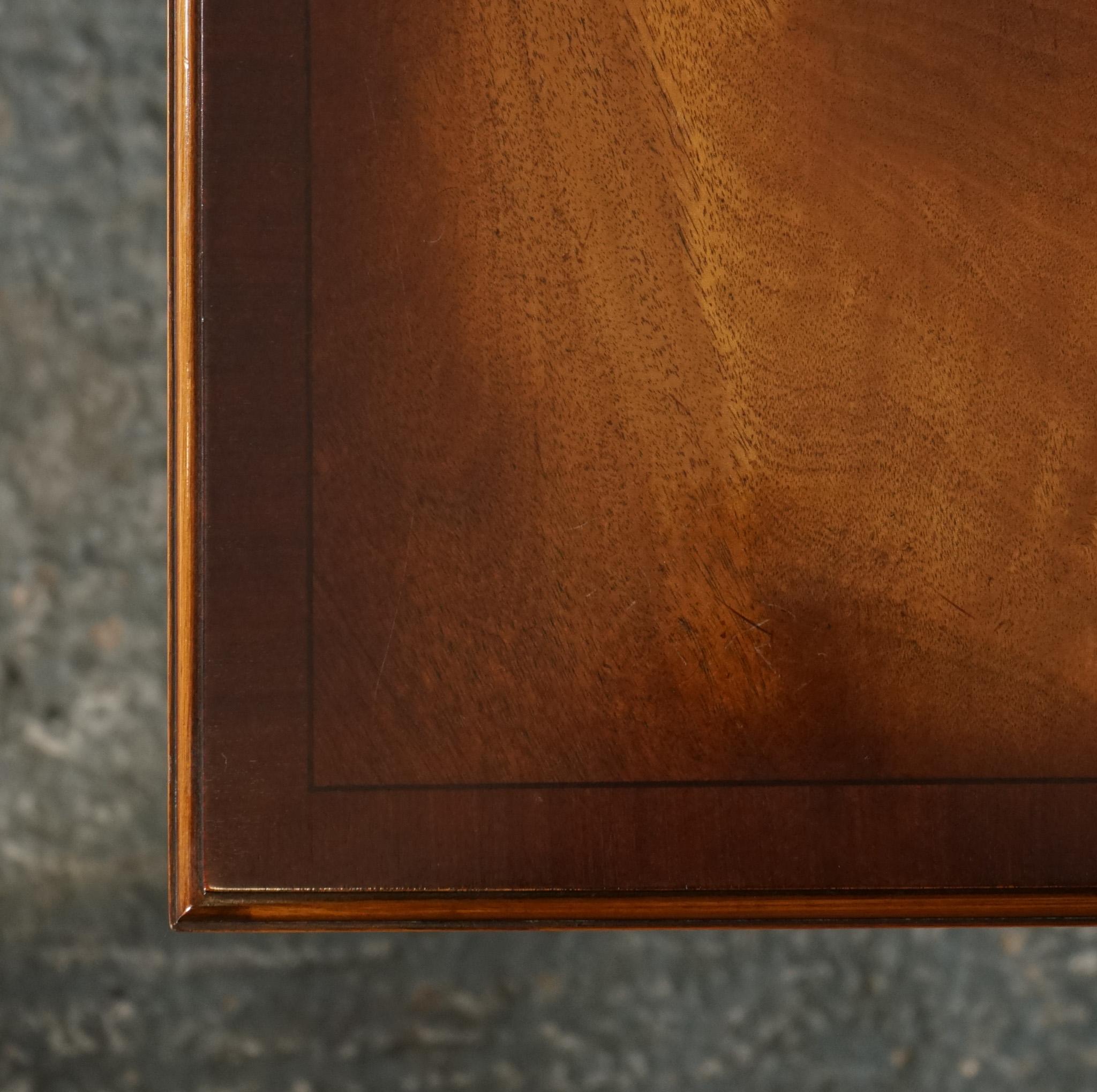 Table d'appoint BEVAN FUNNEL REVOLVING BOOKCASE END TABLE RÉALISÉE SUR CASTORS DE BRASS en vente 7