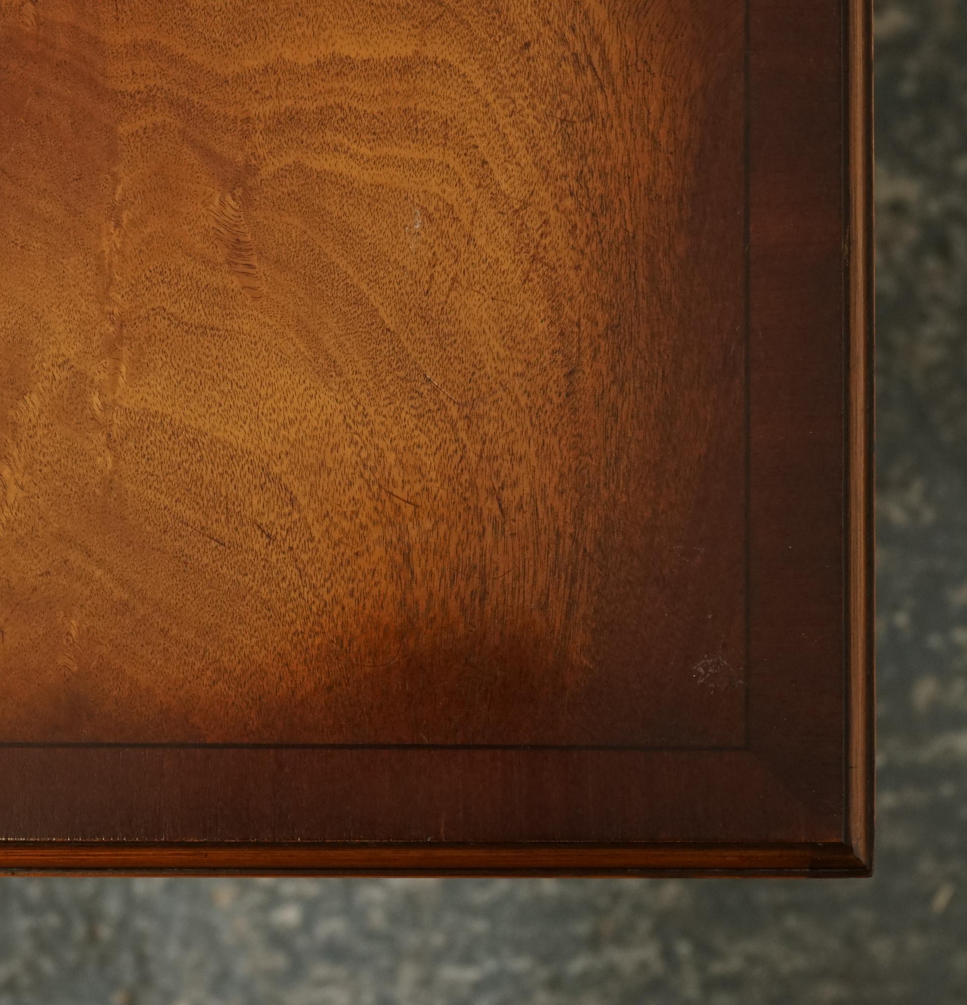 Table d'appoint BEVAN FUNNEL REVOLVING BOOKCASE END TABLE RÉALISÉE SUR CASTORS DE BRASS en vente 8