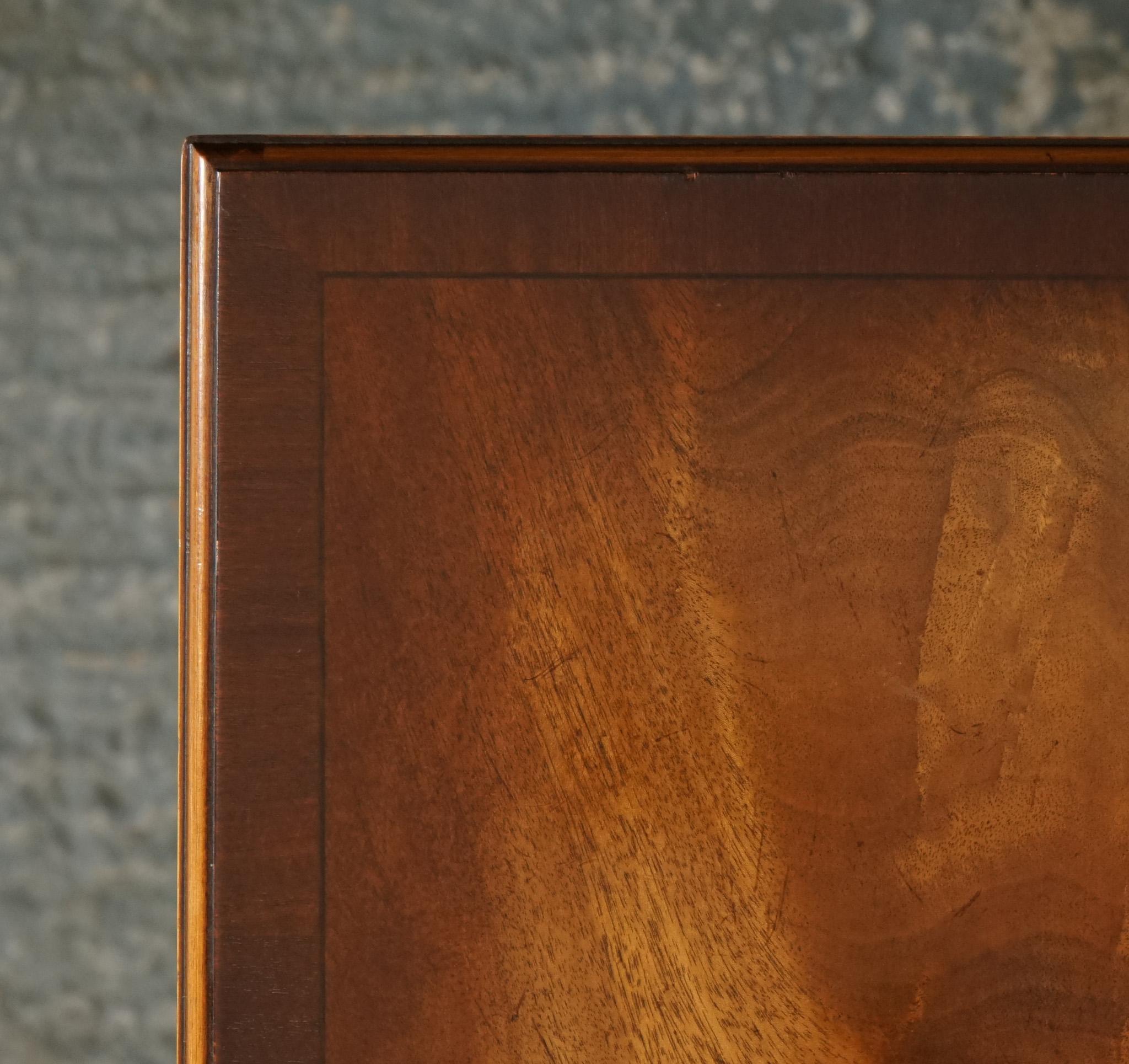 Table d'appoint BEVAN FUNNEL REVOLVING BOOKCASE END TABLE RÉALISÉE SUR CASTORS DE BRASS en vente 9