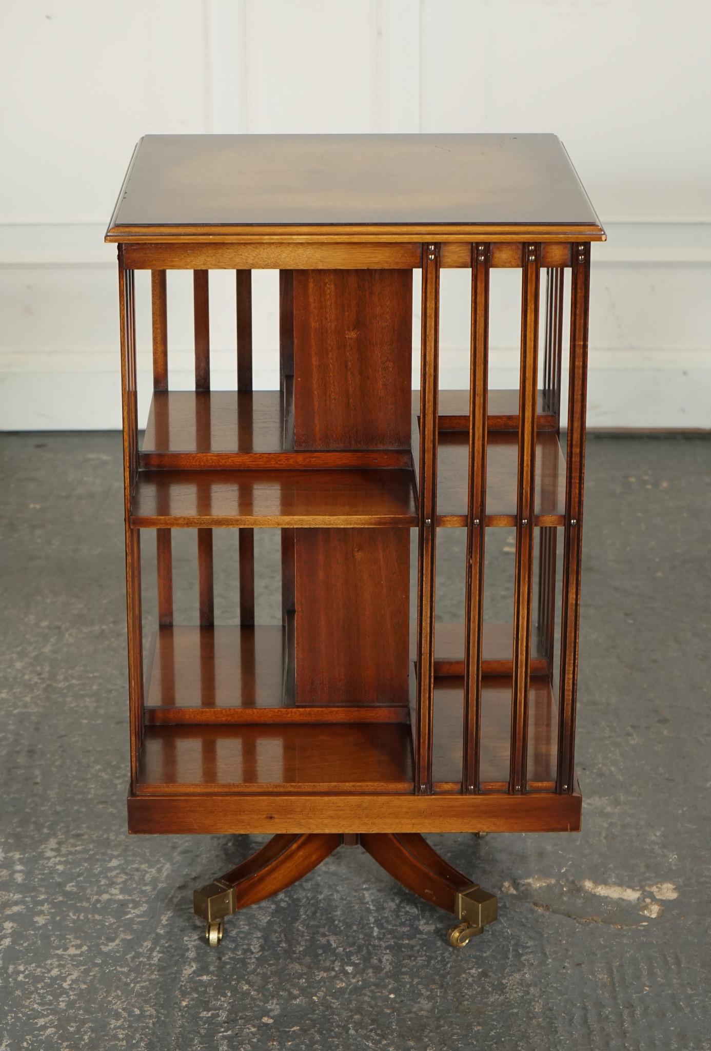 Britannique Table d'appoint BEVAN FUNNEL REVOLVING BOOKCASE END TABLE RÉALISÉE SUR CASTORS DE BRASS en vente