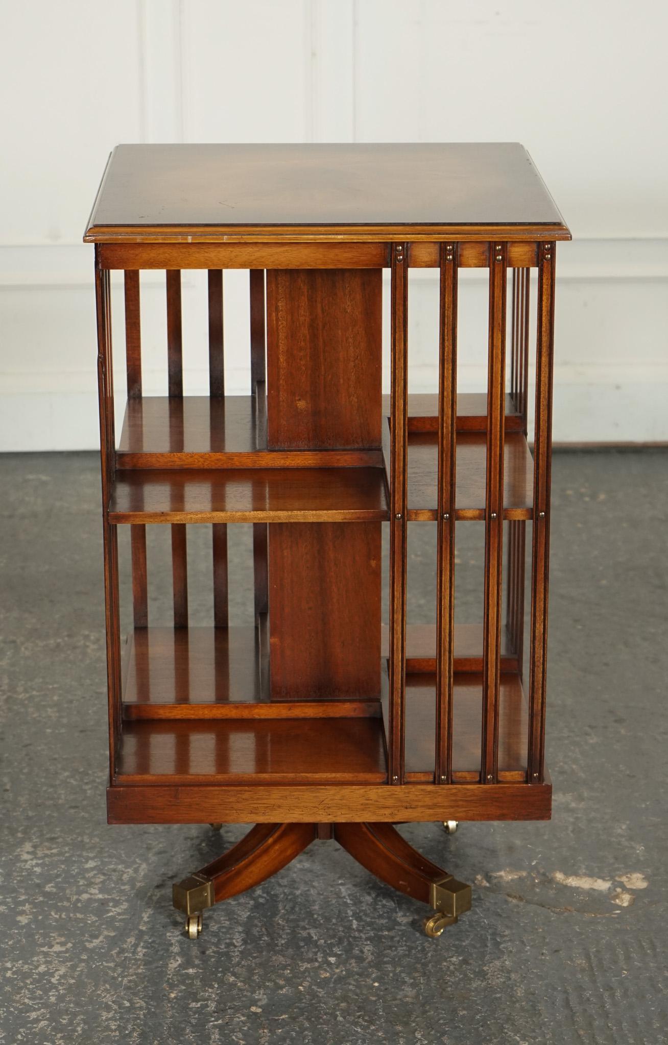 Fait main Table d'appoint BEVAN FUNNEL REVOLVING BOOKCASE END TABLE RÉALISÉE SUR CASTORS DE BRASS en vente