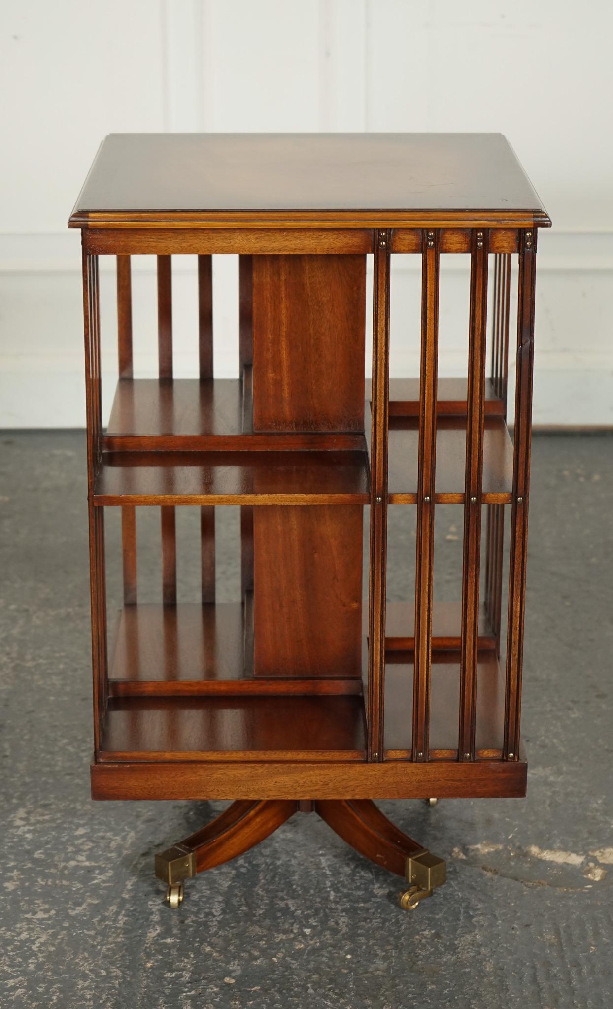 Table d'appoint BEVAN FUNNEL REVOLVING BOOKCASE END TABLE RÉALISÉE SUR CASTORS DE BRASS Bon état - En vente à Pulborough, GB
