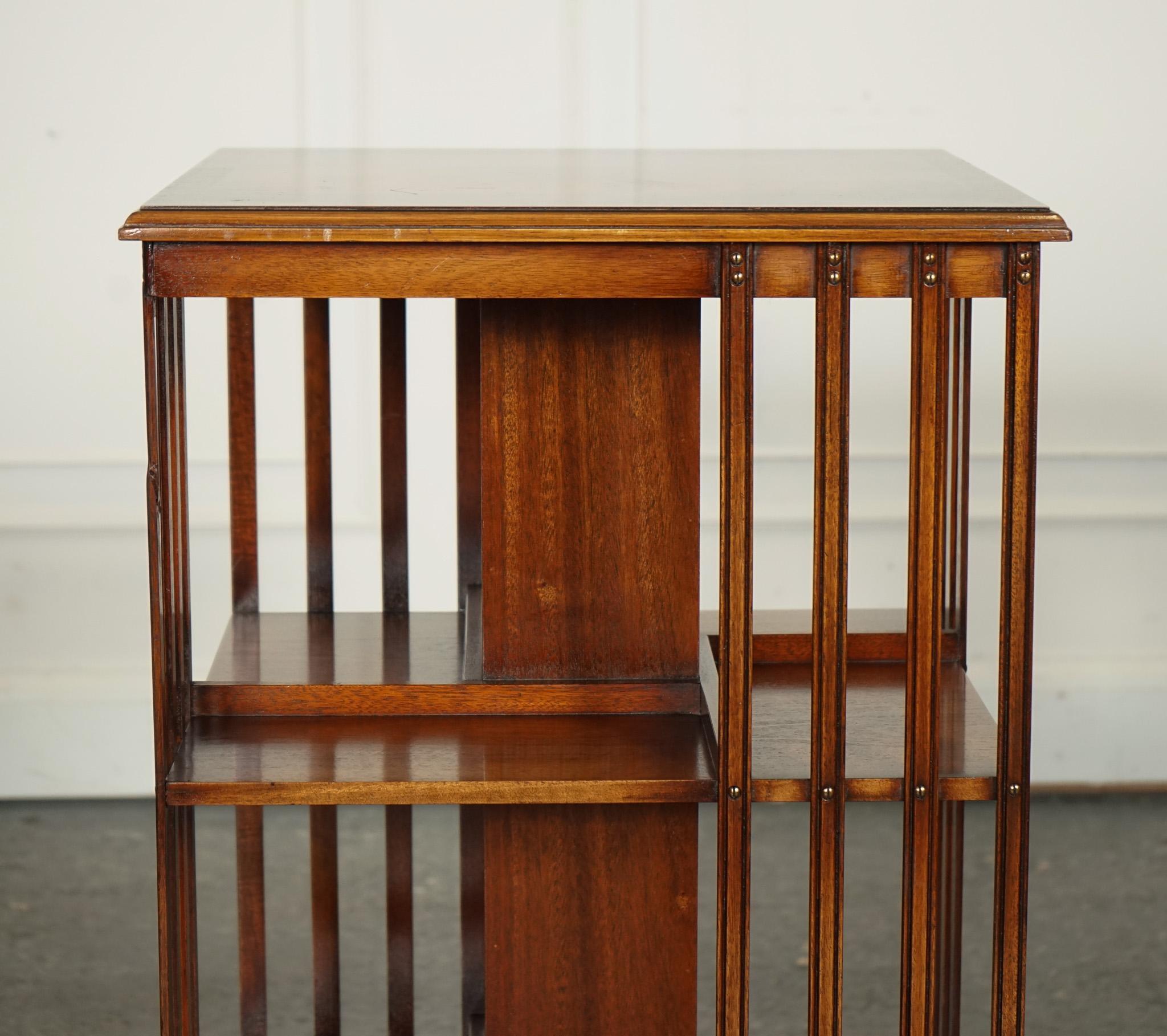 20ième siècle Table d'appoint BEVAN FUNNEL REVOLVING BOOKCASE END TABLE RÉALISÉE SUR CASTORS DE BRASS en vente