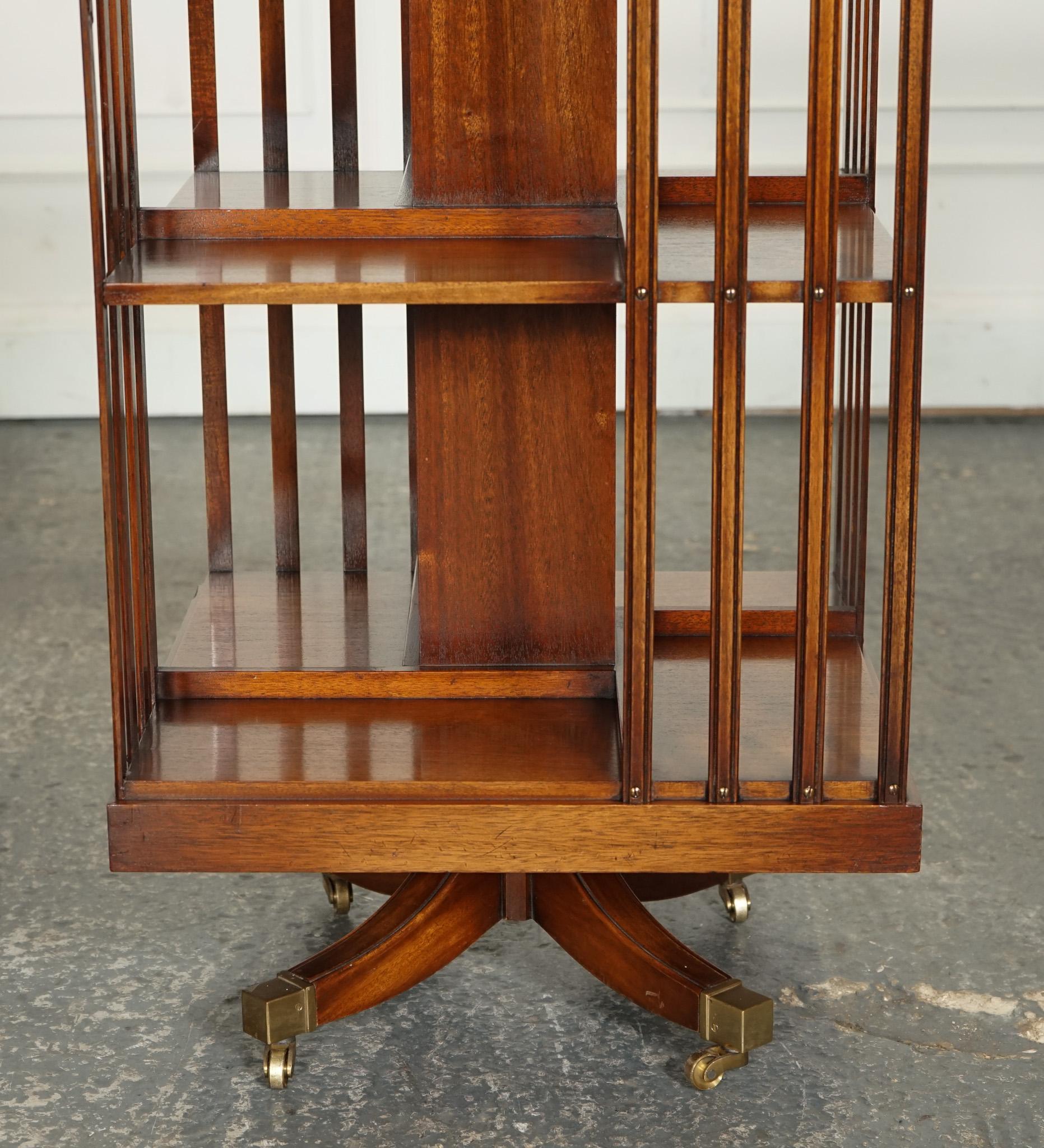 Table d'appoint BEVAN FUNNEL REVOLVING BOOKCASE END TABLE RÉALISÉE SUR CASTORS DE BRASS en vente 1
