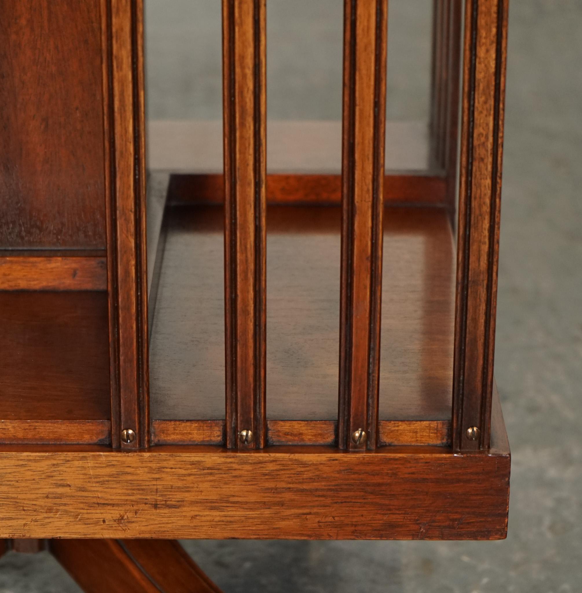 Table d'appoint BEVAN FUNNEL REVOLVING BOOKCASE END TABLE RÉALISÉE SUR CASTORS DE BRASS en vente 2