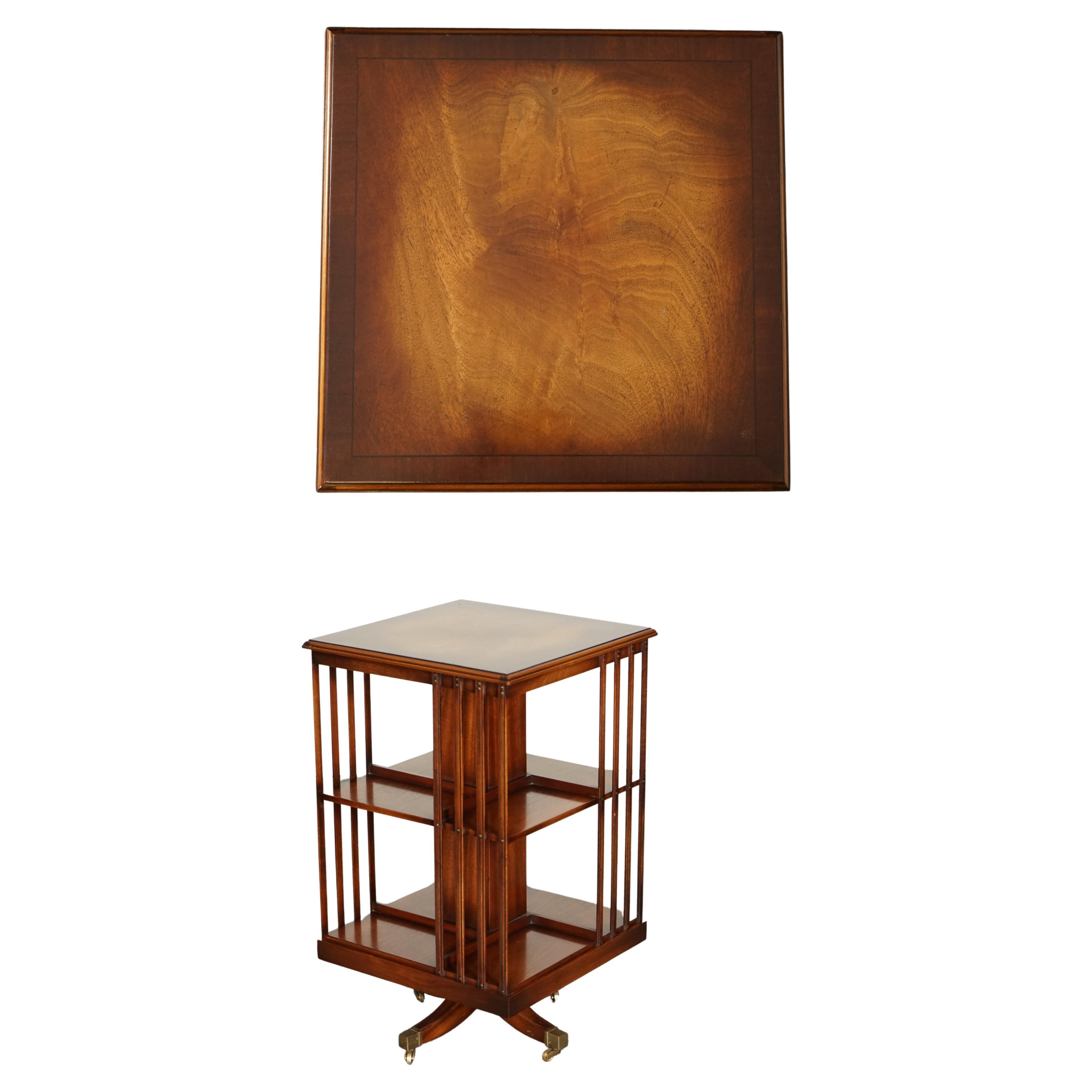 Table d'appoint BEVAN FUNNEL REVOLVING BOOKCASE END TABLE RÉALISÉE SUR CASTORS DE BRASS en vente