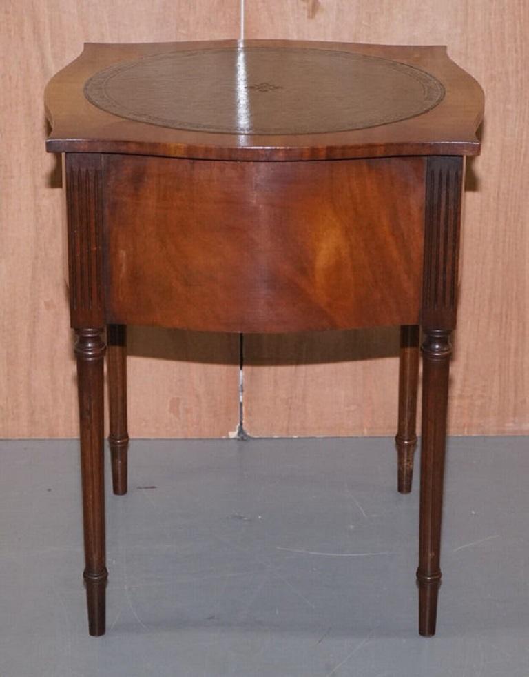 We are delighted to offer for sale this outstanding bevan funnell occasional end table.

We have lightly restored this by giving it a hand clean, hand waxed and hand polished.

Dimensions: 49 W x 49 D x 64 H cm.

Please carefully look at the