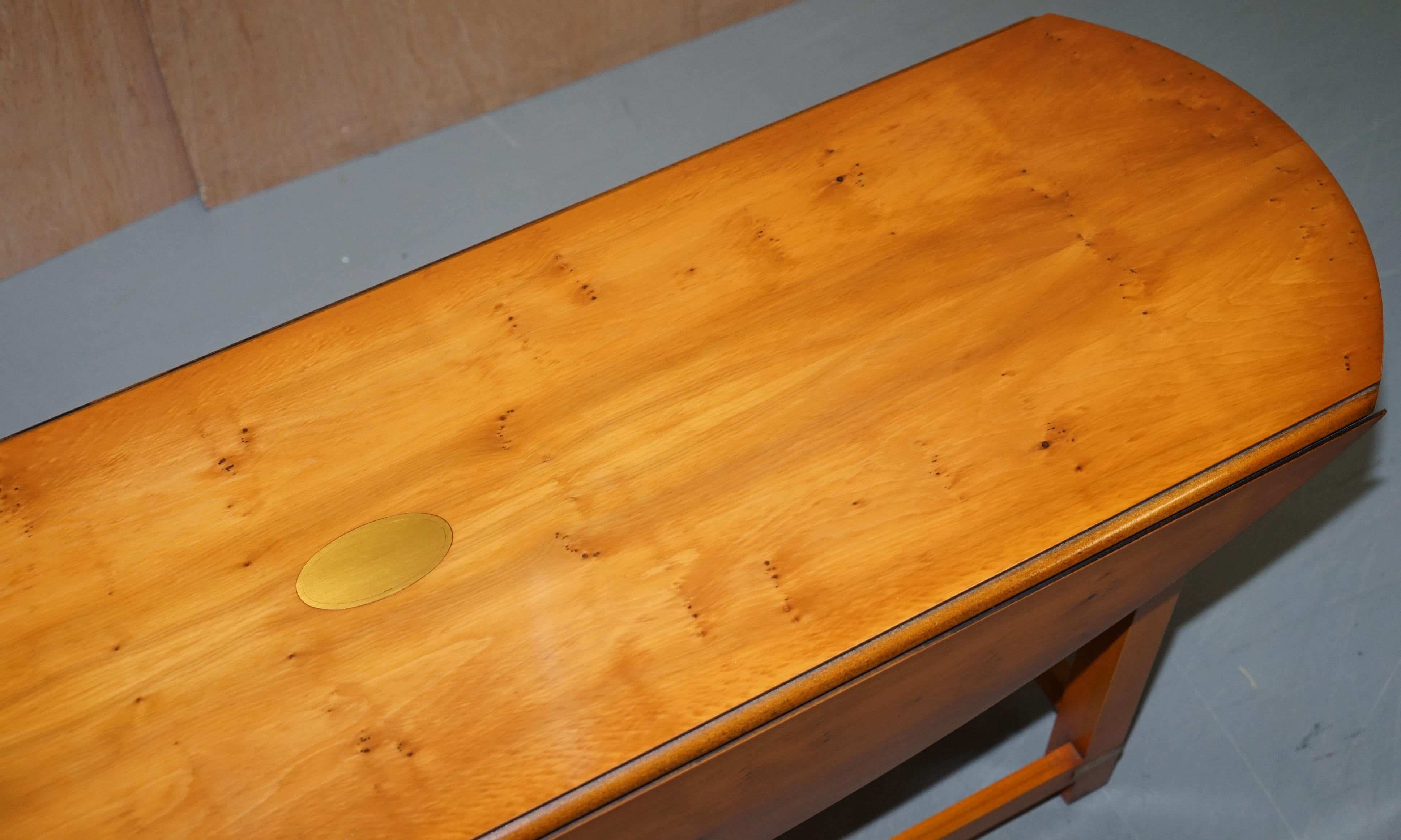 Table basse de campagne ovale à rallonge en bois d'if brûlé extensible de Bevan Funnell en vente 12