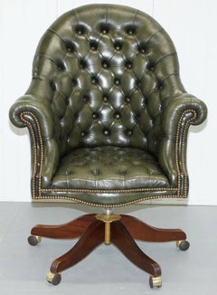 Bevan Funnell Directors Chesterfield Captains Chair aus grünem Leder
