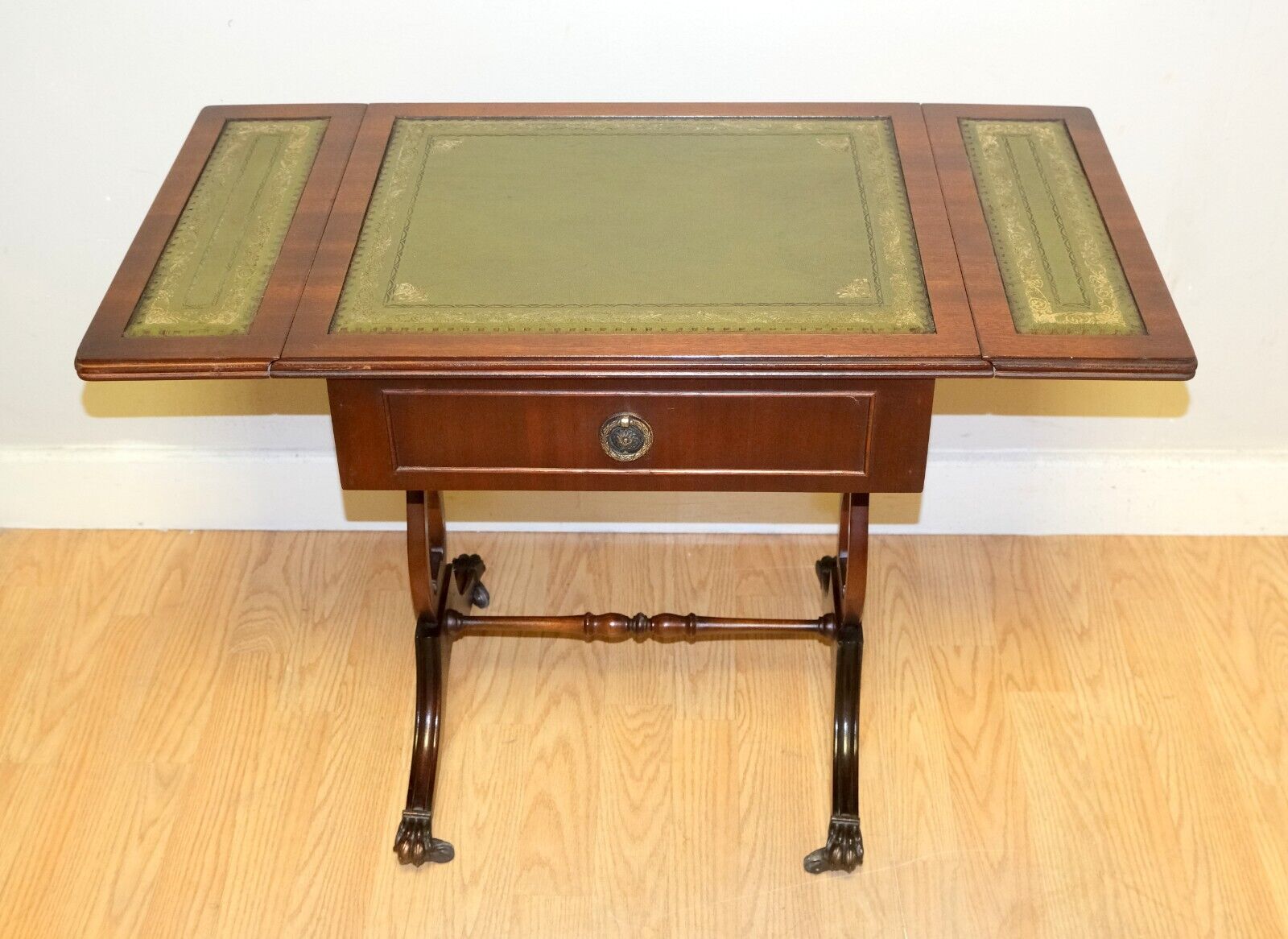 We are delighted to offer for sale this lovely Bevan Funnell brown mahogany extendable green leather top side end lamp card table.

A well made, rich Mahogany colour and good looking side table from the well known British furniture maker, Bevan