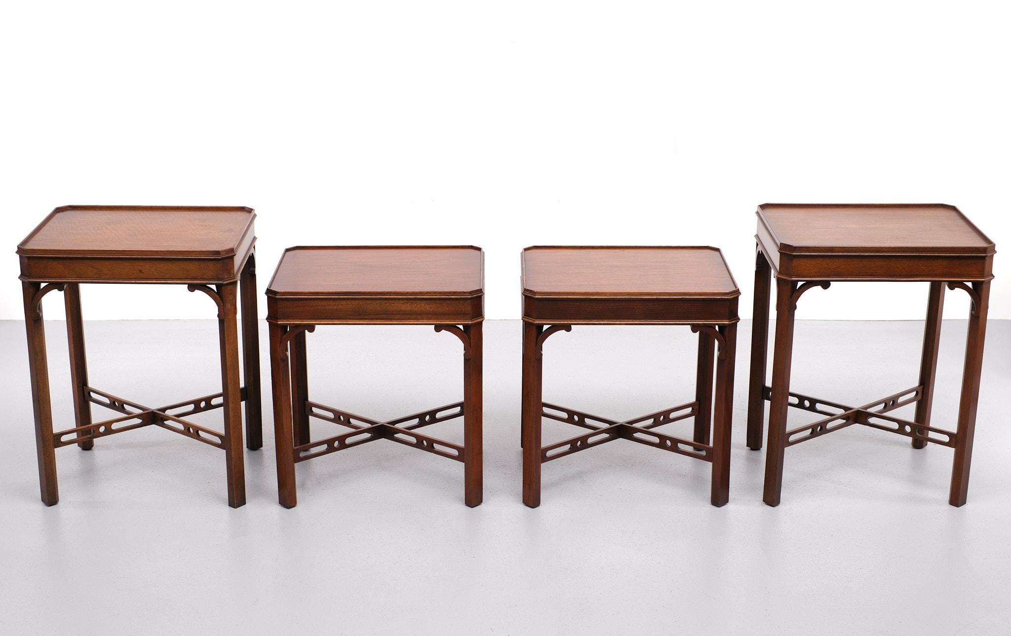 Mesas auxiliares Bevan Funnell .Georgian revival de buena calidad.
Tener las piernas cruzadas perforadas. Hermoso conjunto con bordes ligeramente elevados. Preciosas mesas auxiliares hechas a mano. Un color cálido muy bonito. Marcado con etiquetas