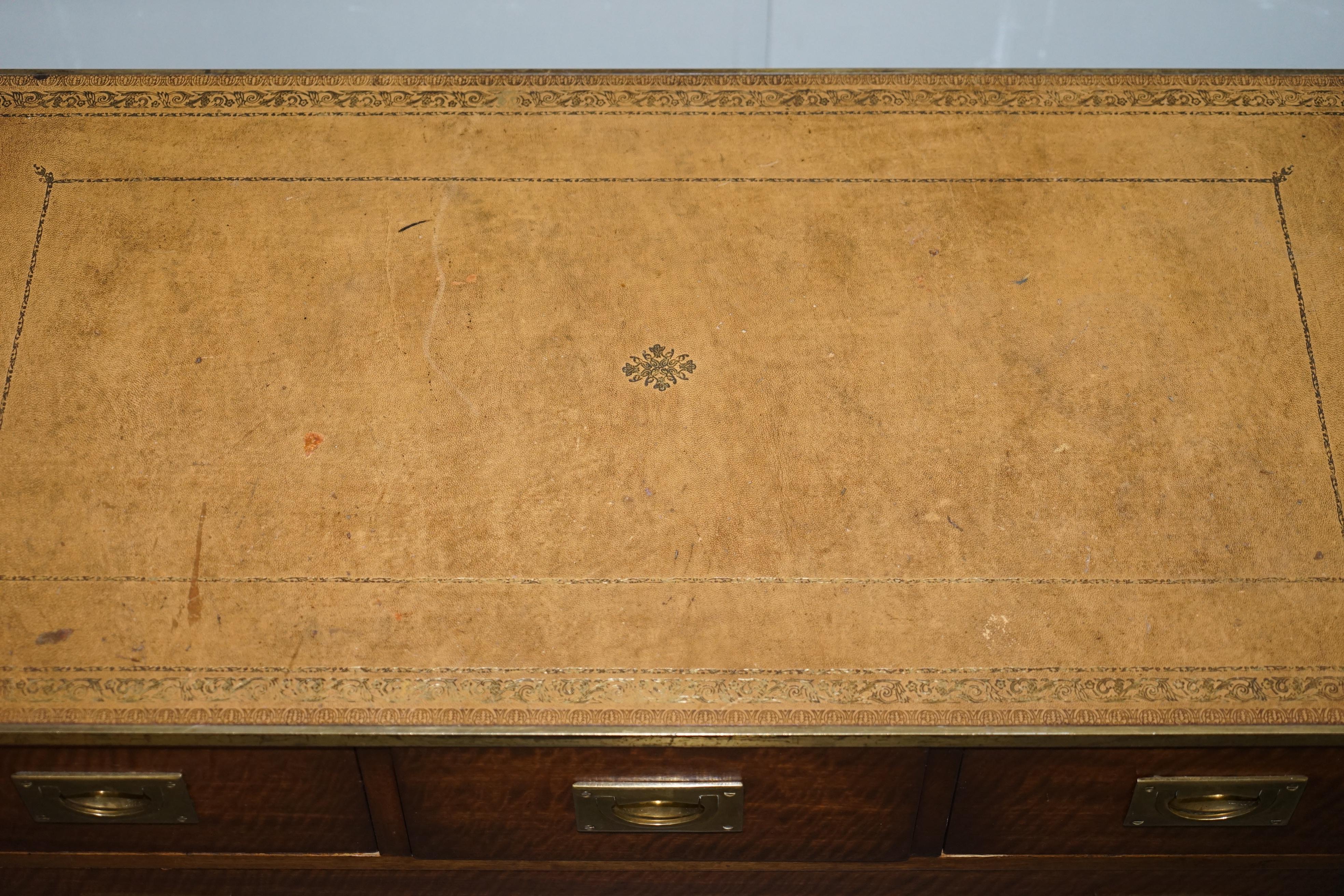 XX secolo Cassettiera militare Bevan Funnell con piano in pelle per TV in vendita