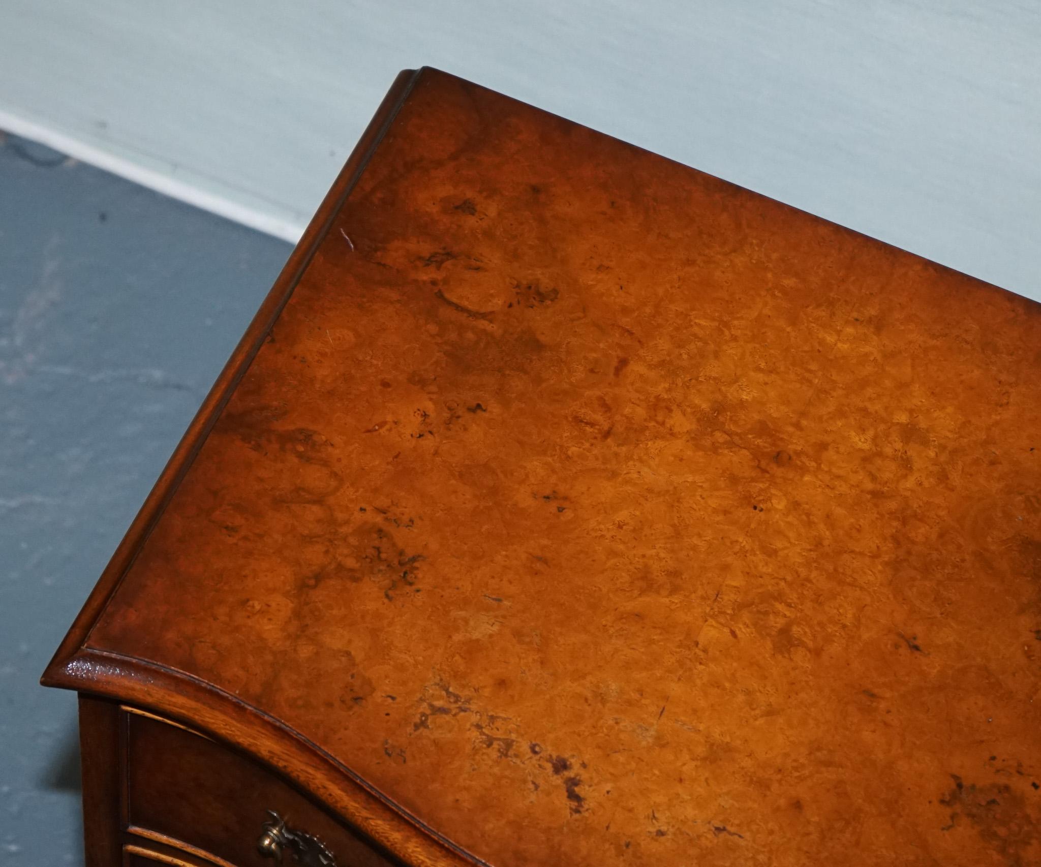 BEVAN FUNNELL REPRODUX BURR WALNUT SERPENTINE CHEST DRAWER BEDSIDE CABiNET For Sale 3