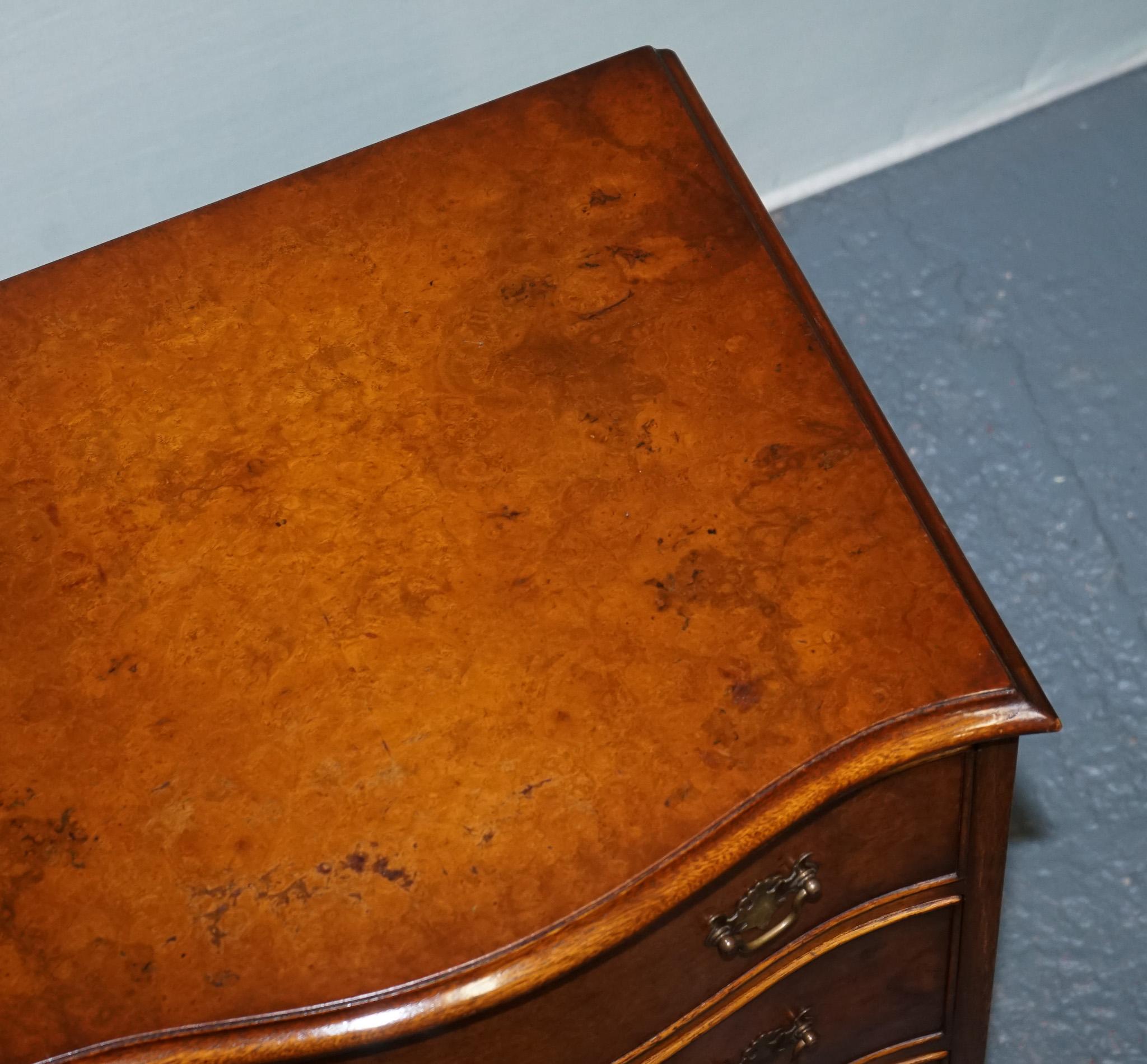 BEVAN FUNNELL REPRODUX BURR WALNUT SERPENTINE CHEST DRAWER BEDSIDE CABiNET For Sale 4