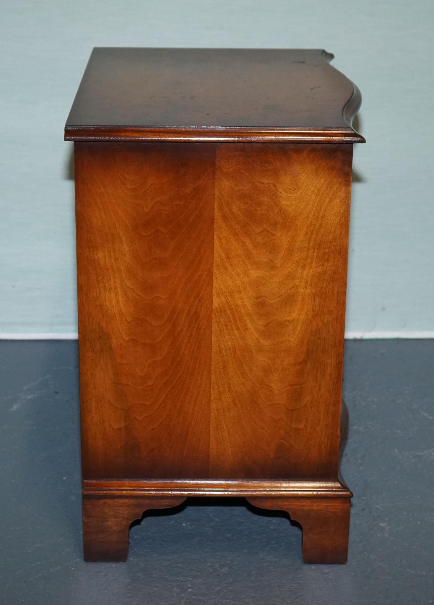 BEVAN FUNNELL REPRODUX BURR WALNUT SERPENTINE CHEST DRAWER BEDSIDE CABiNET For Sale 5