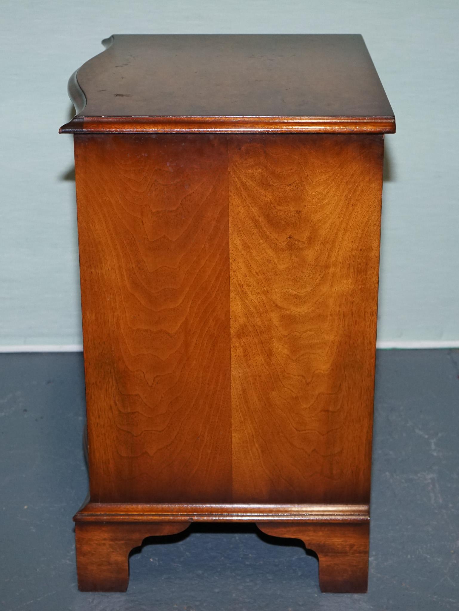 BEVAN FUNNELL REPRODUX BURR WALNUT SERPENTINE CHEST DRAWER BEDSIDE CABiNET For Sale 6