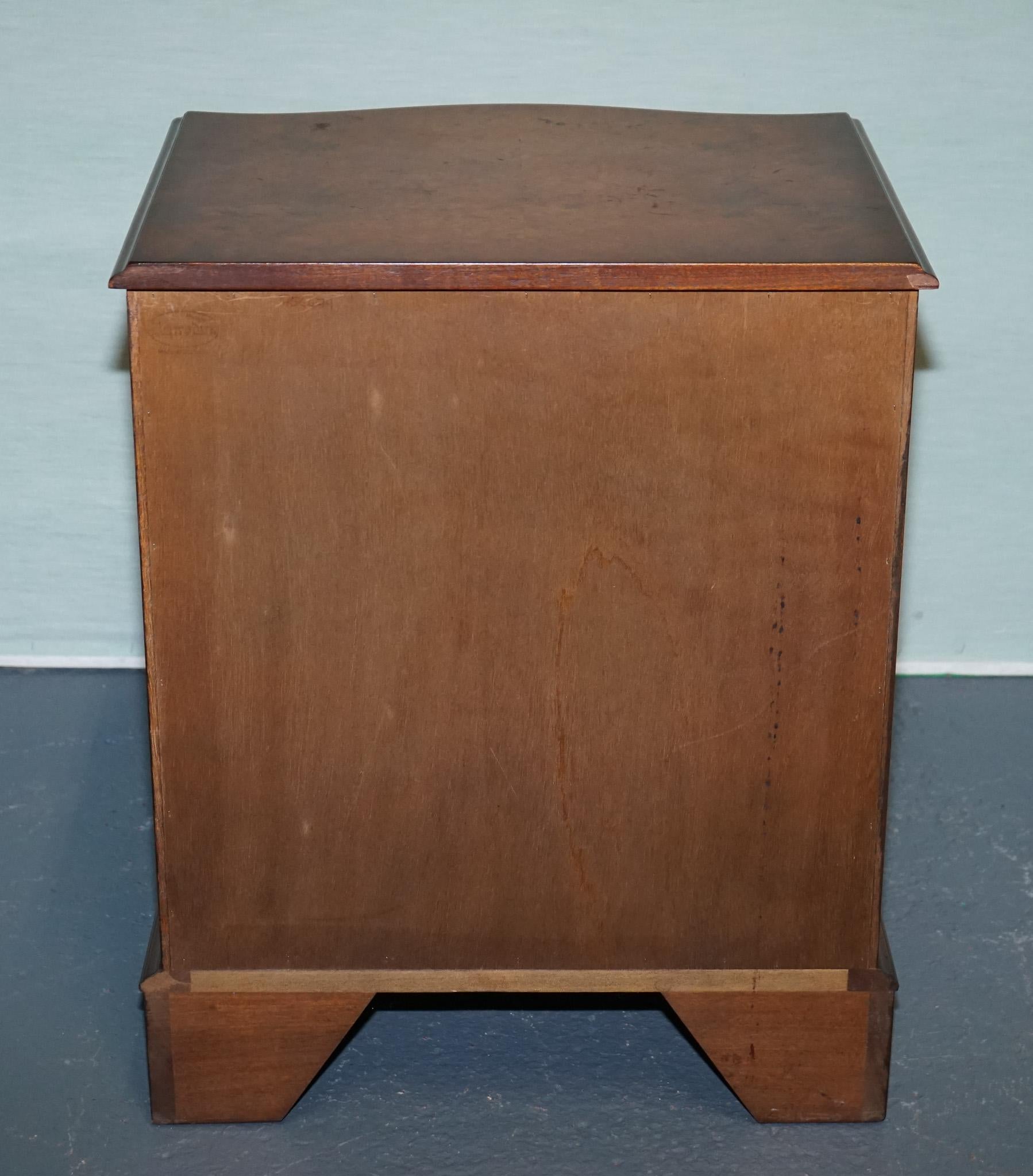BEVAN FUNNELL REPRODUX BURR WALNUT SERPENTINE CHEST DRAWER BEDSIDE CABiNET For Sale 7