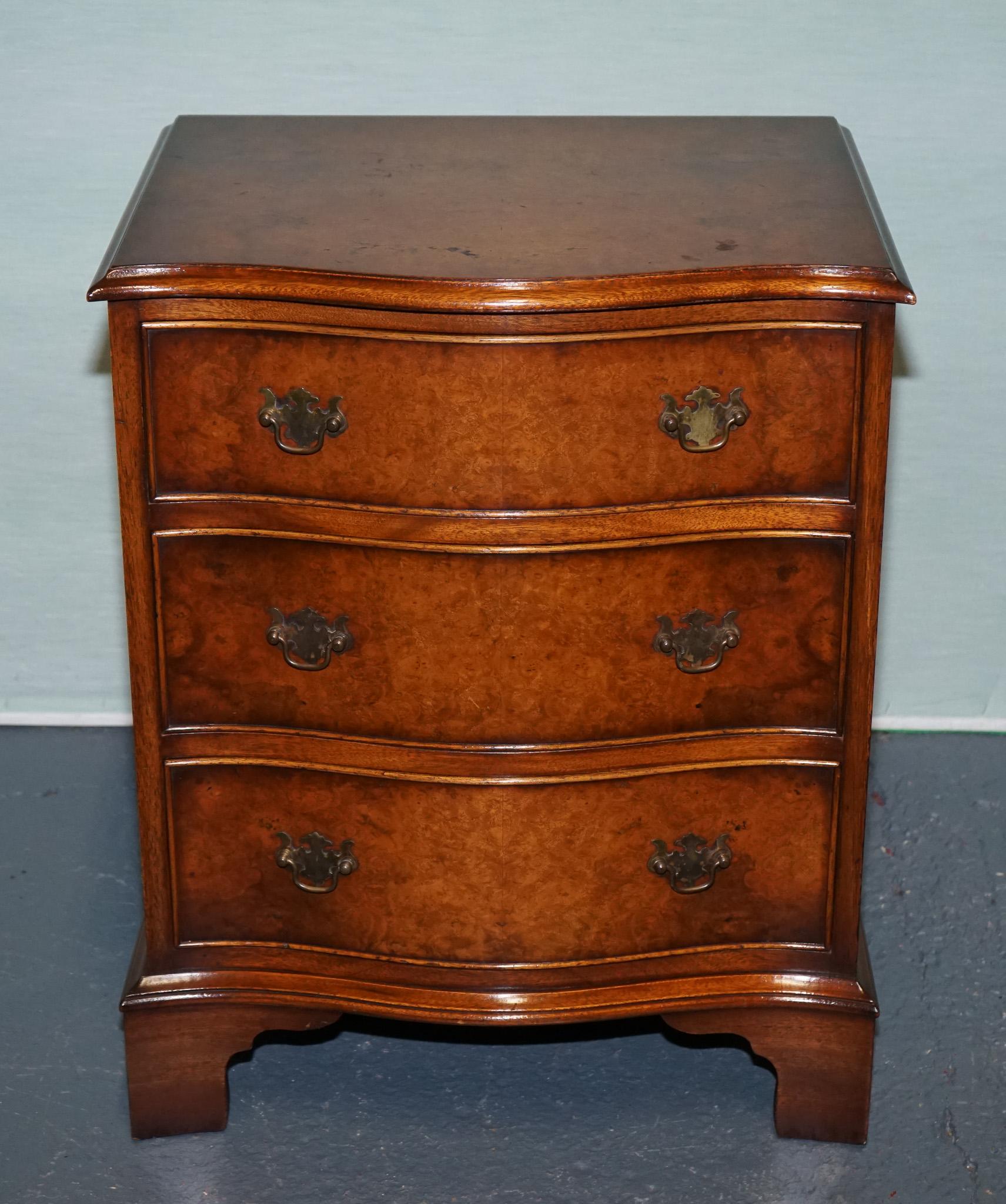 British BEVAN FUNNELL REPRODUX BURR WALNUT SERPENTINE CHEST DRAWER BEDSIDE CABiNET For Sale