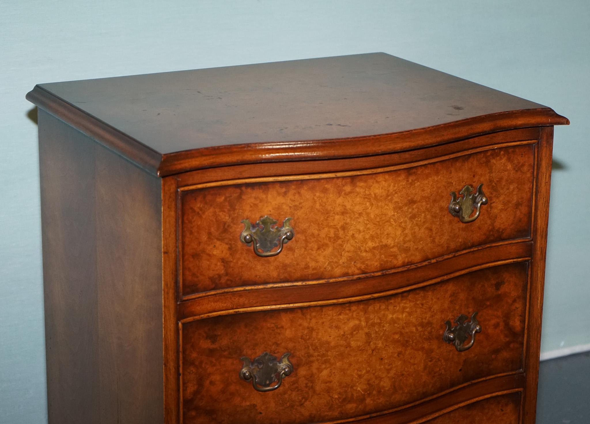 Hand-Crafted BEVAN FUNNELL REPRODUX BURR WALNUT SERPENTINE CHEST DRAWER BEDSIDE CABiNET For Sale