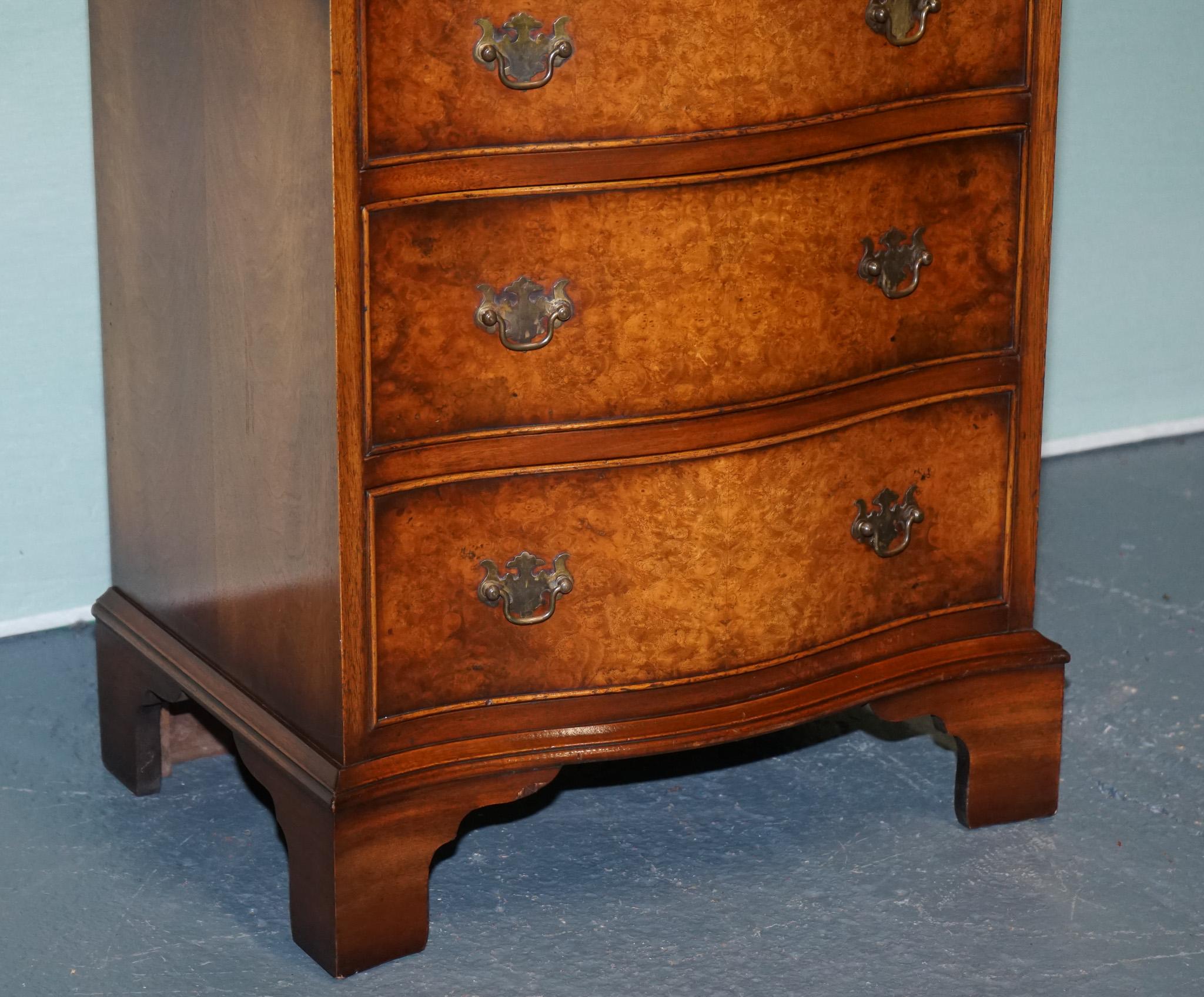 BEVAN FUNNELL REPRODUX BURR WALNUT SERPENTINE CHEST DRAWER BEDSIDE CABiNET In Good Condition For Sale In Pulborough, GB