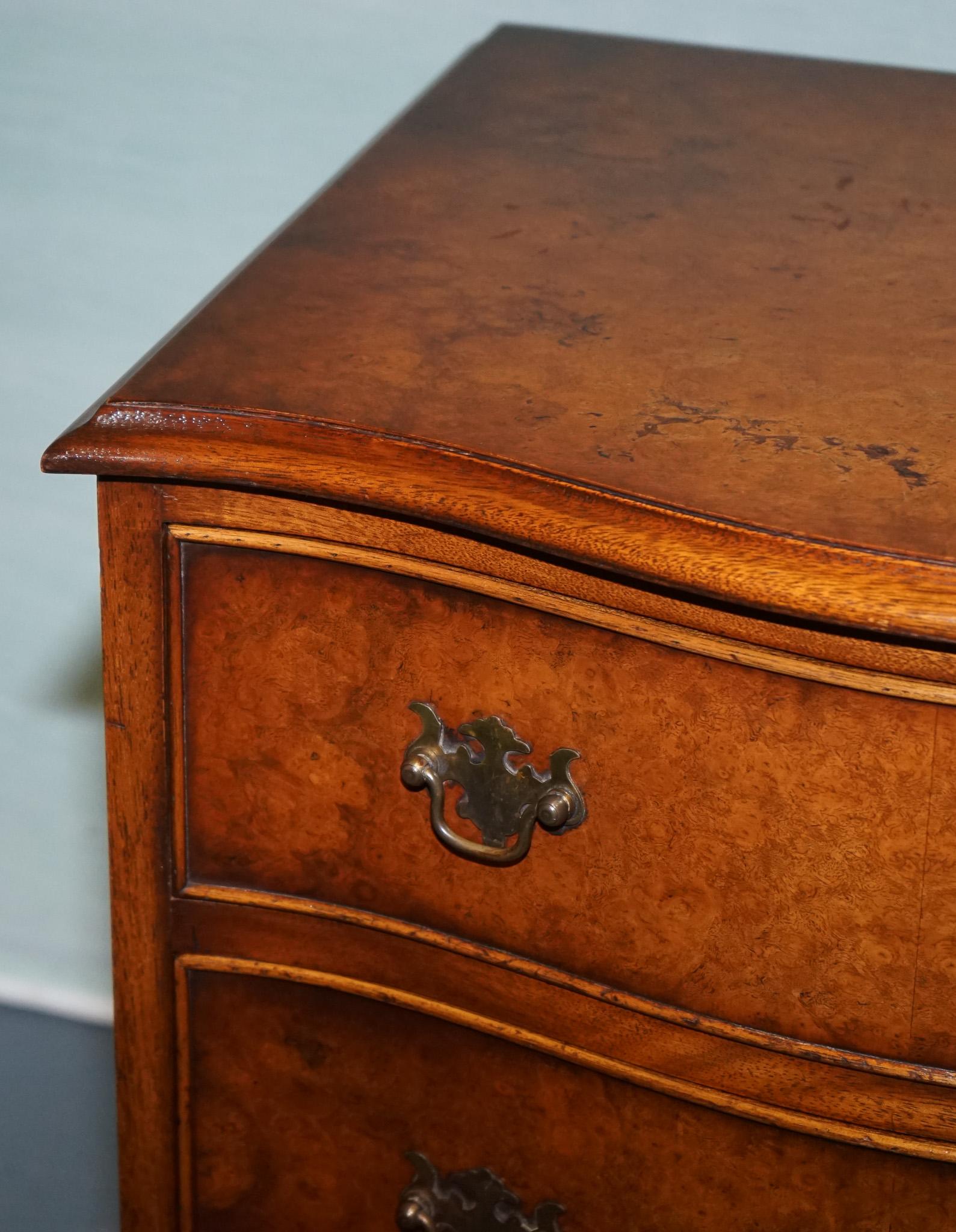 20th Century BEVAN FUNNELL REPRODUX BURR WALNUT SERPENTINE CHEST DRAWER BEDSIDE CABiNET For Sale