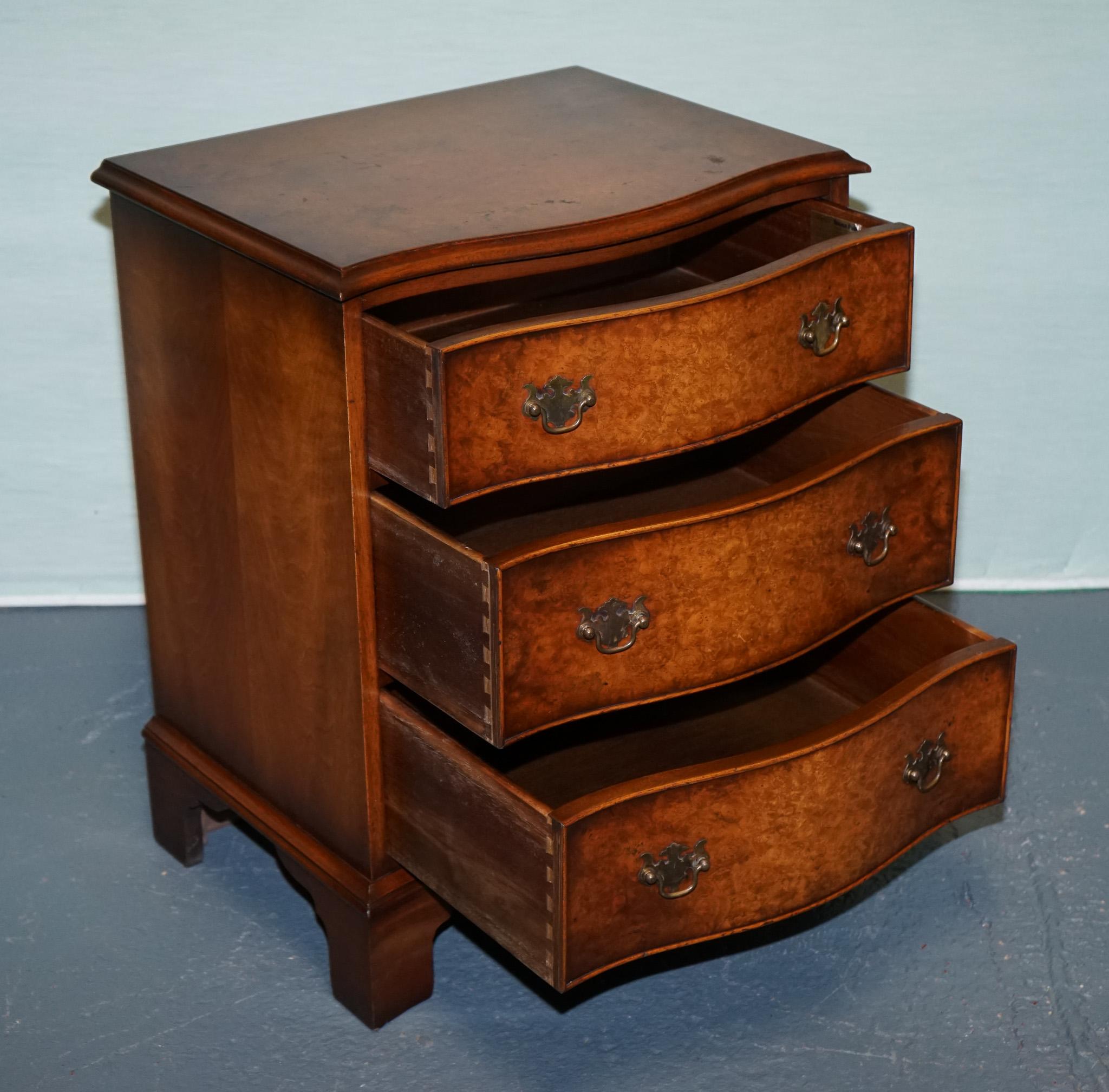 BEVAN FUNNELL REPRODUX BURR WALNUT SERPENTINE CHEST DRAWER BEDSIDE CABiNET For Sale 1