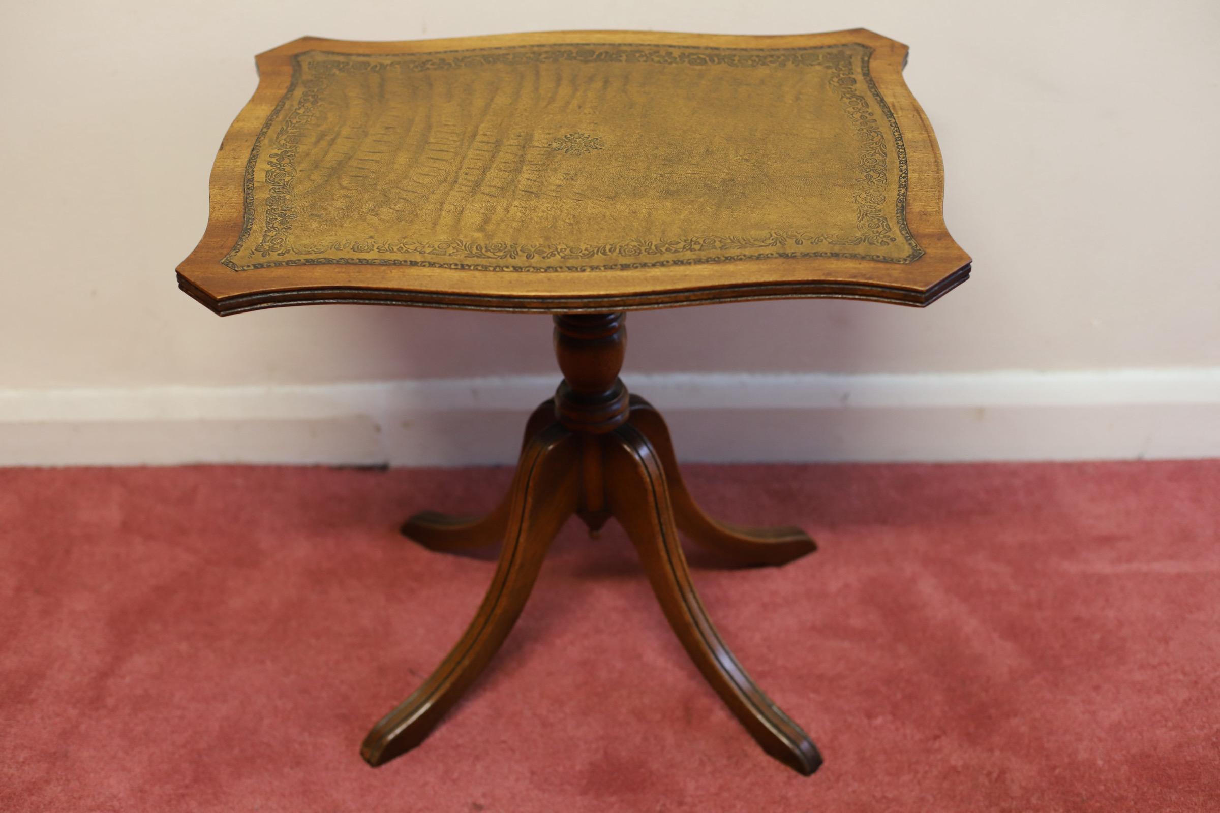 We delight to offer for sale this lovely Bevan Funnel Reprodux Occasional table made by beautiful mahogany wood and green leather top , in good condition , circa 1970.
Don't hesitate to contact me if you have any questions.
Please have a closer look