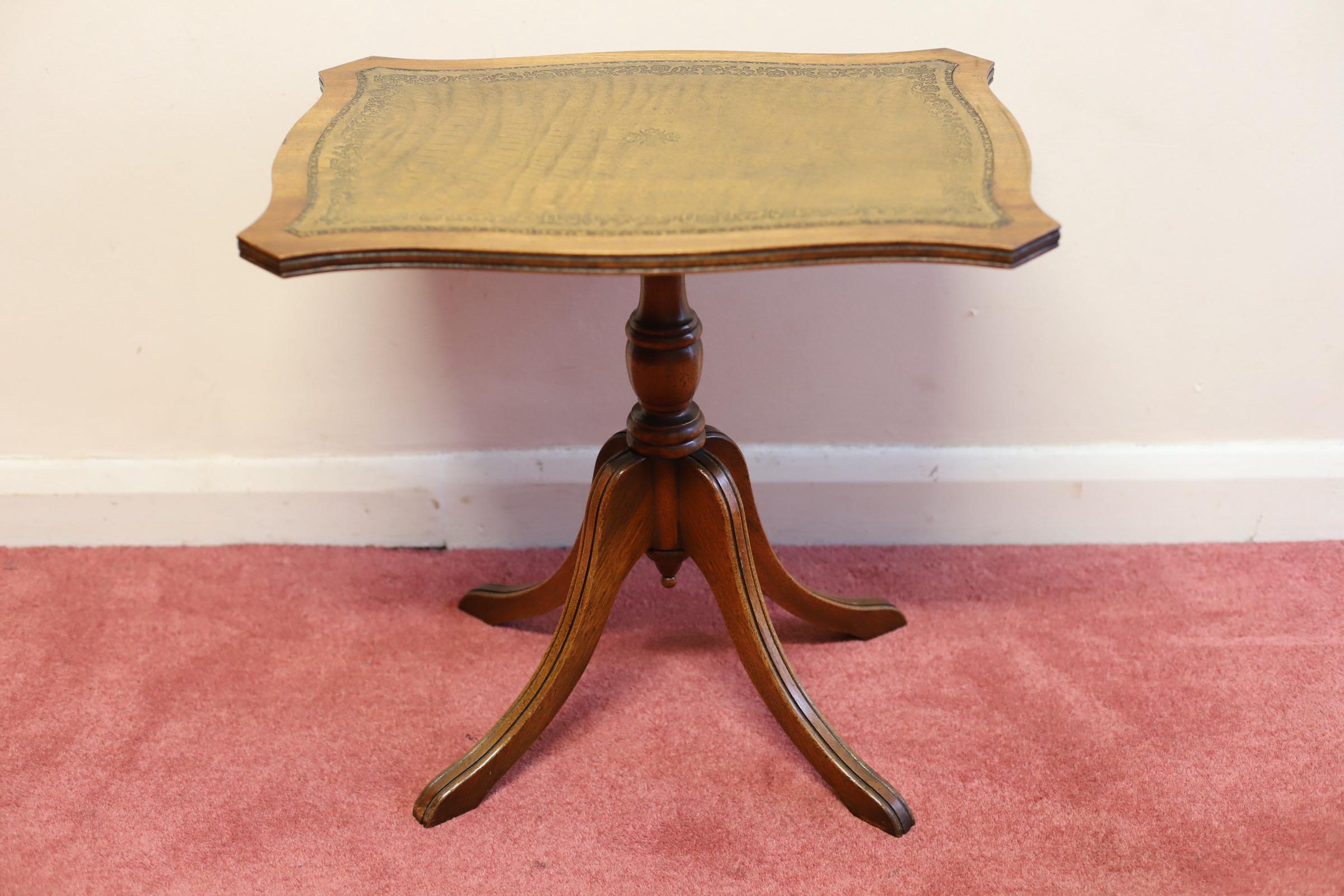 Georgian Bevan Funnell Reprodux Lovely Tilt Top Occasional  Table For Sale