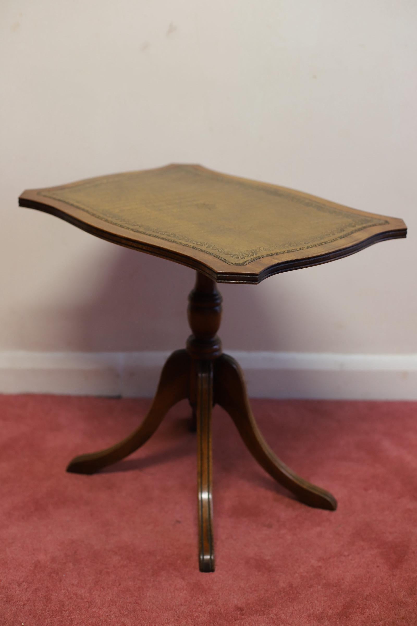 Bevan Funnell Reprodux Lovely Tilt Top Occasional  Table In Good Condition For Sale In Crawley, GB