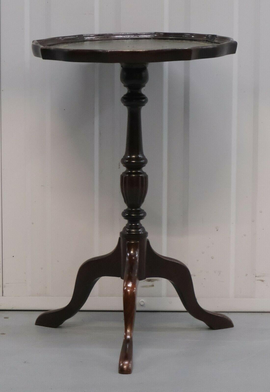 We are delighted to offer for sale this wonderful Bevan Funnell side /top lamp table in Mahogany finish with gold leaf tooling and green leather top.

This stunning table is very well made with tripod legs which makes it very functional for any