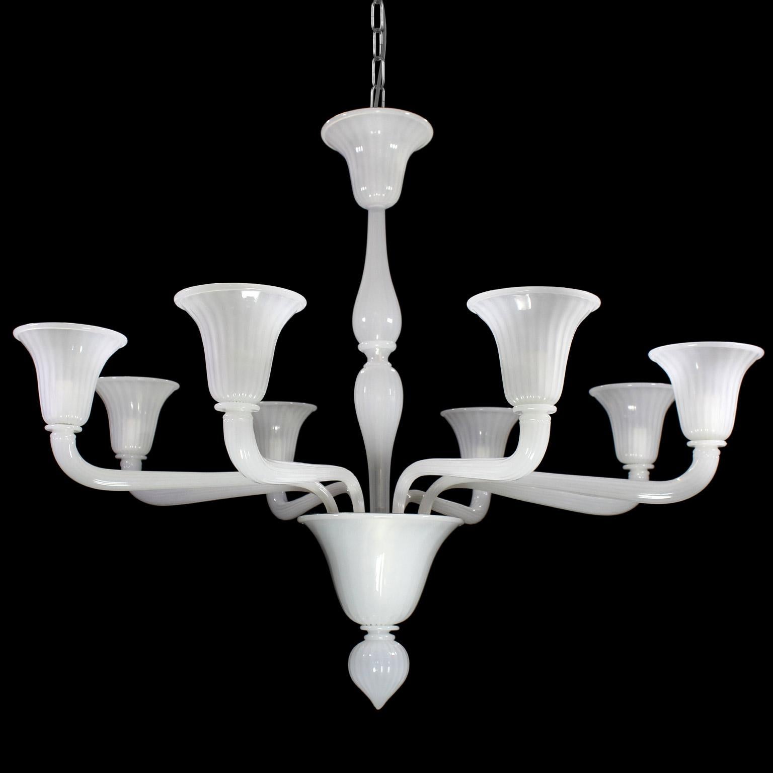 Bevante collection is the Venetian name with which is called the glass, and this is also the name of this slender chandelier, that has been designed using basic, elegant and harmonious shapes.
The design harks back to the Murano glass chandeliers